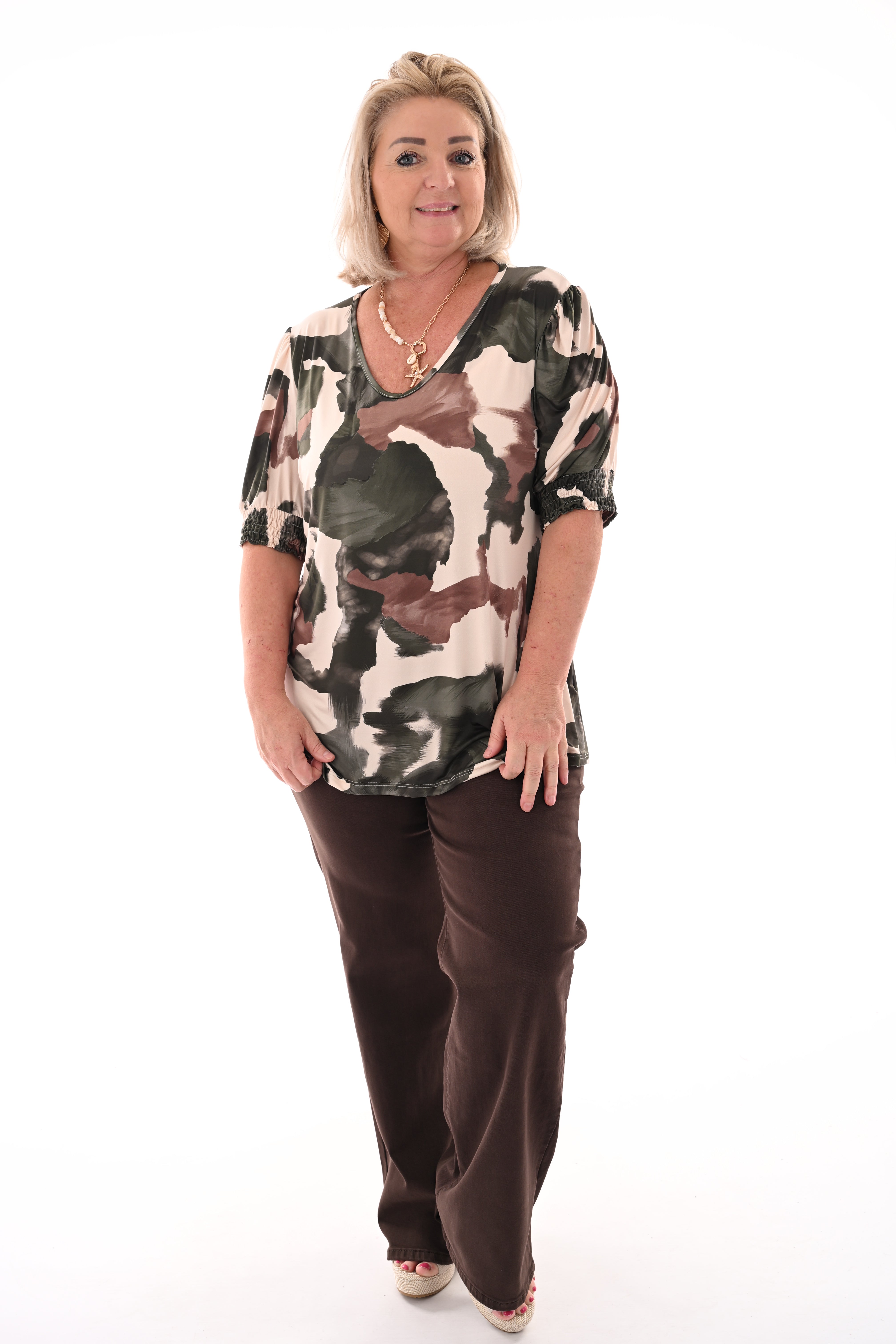 Top v-hals koeien print legergroen
