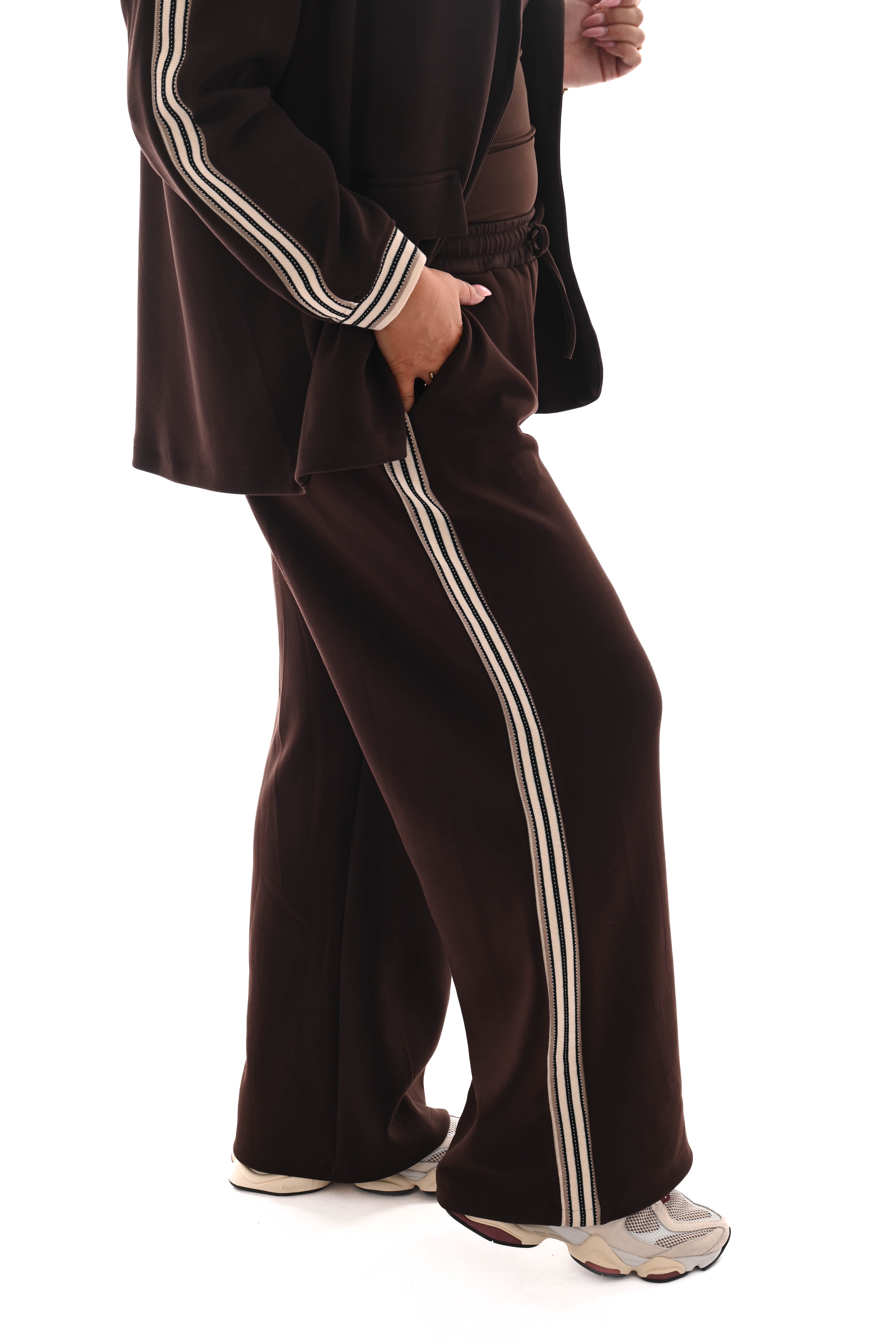 Wijde broek met bies fijne streep donkerbruin