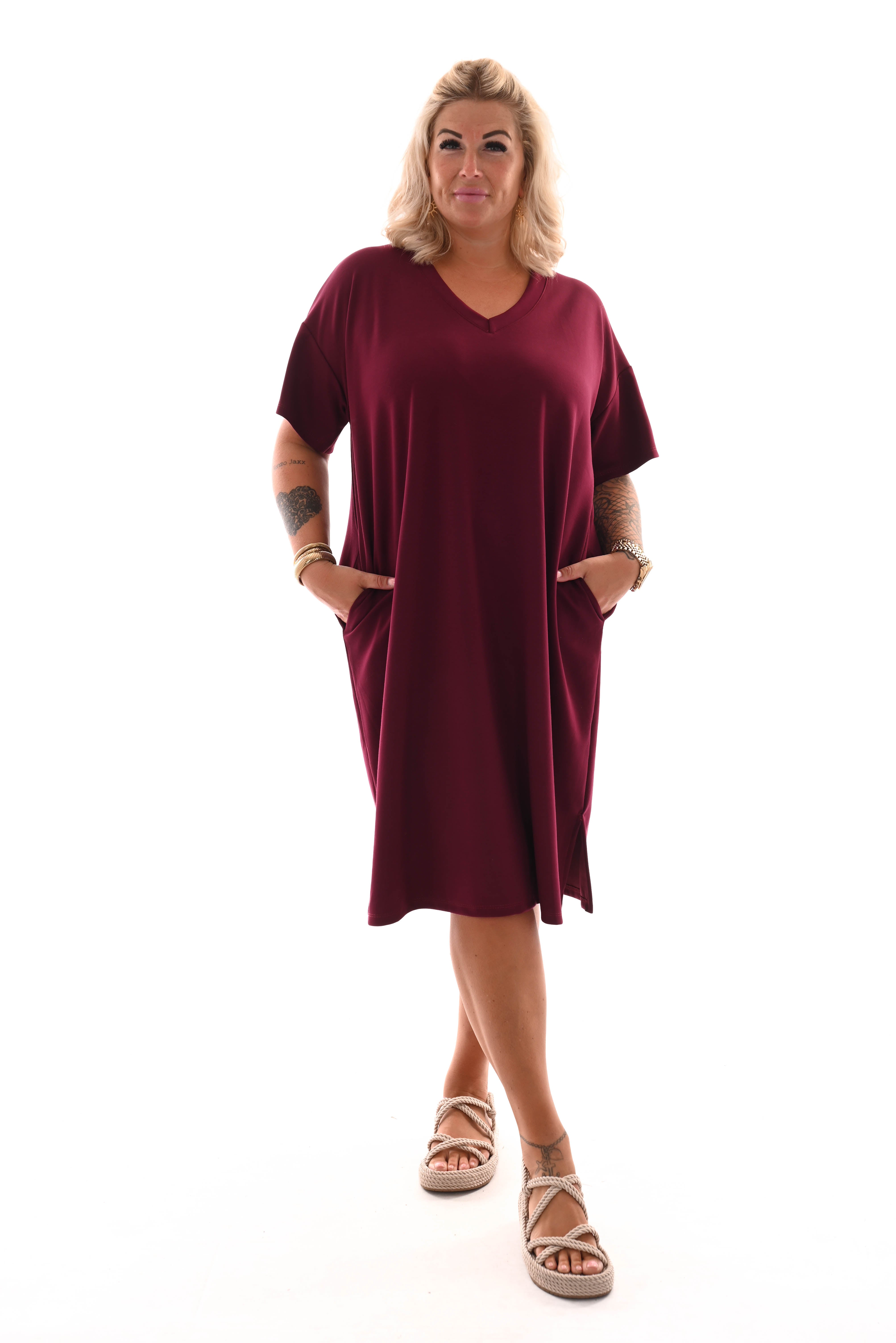 Sweaterdress v-hals korte mouwen applicatie bordeaux