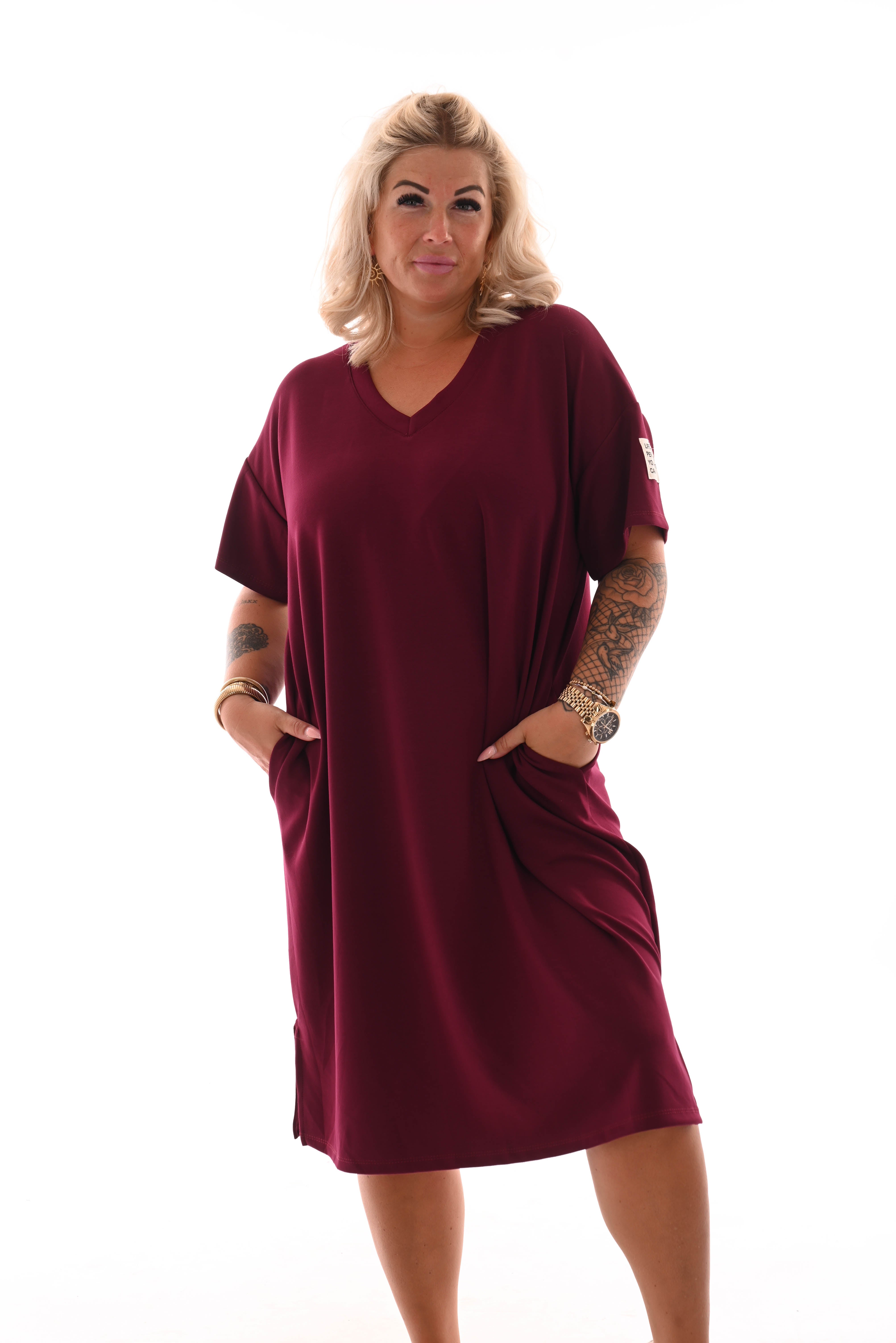 Sweaterdress v-hals korte mouwen applicatie bordeaux