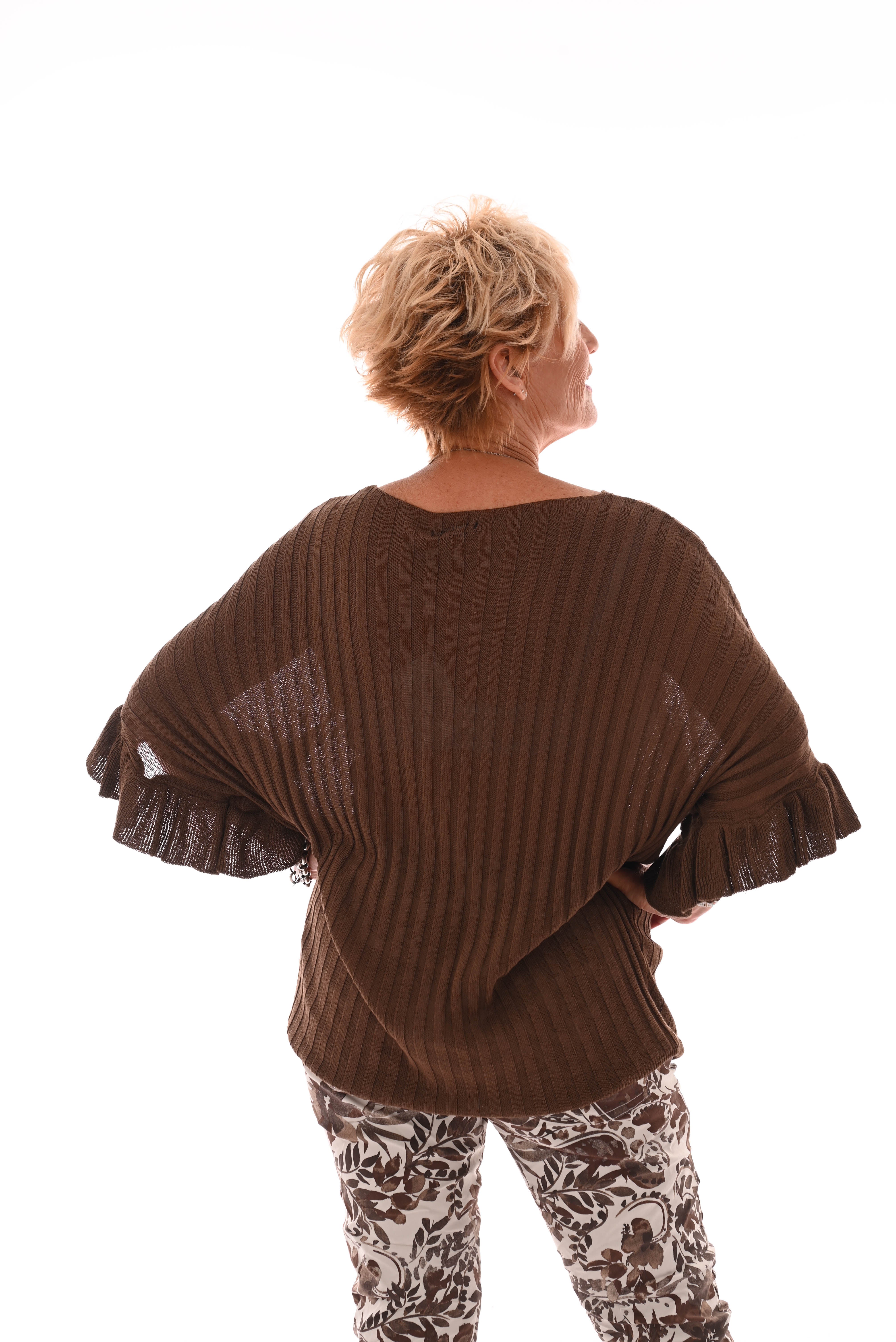 Top rib met trompet roezelmouwen bruin