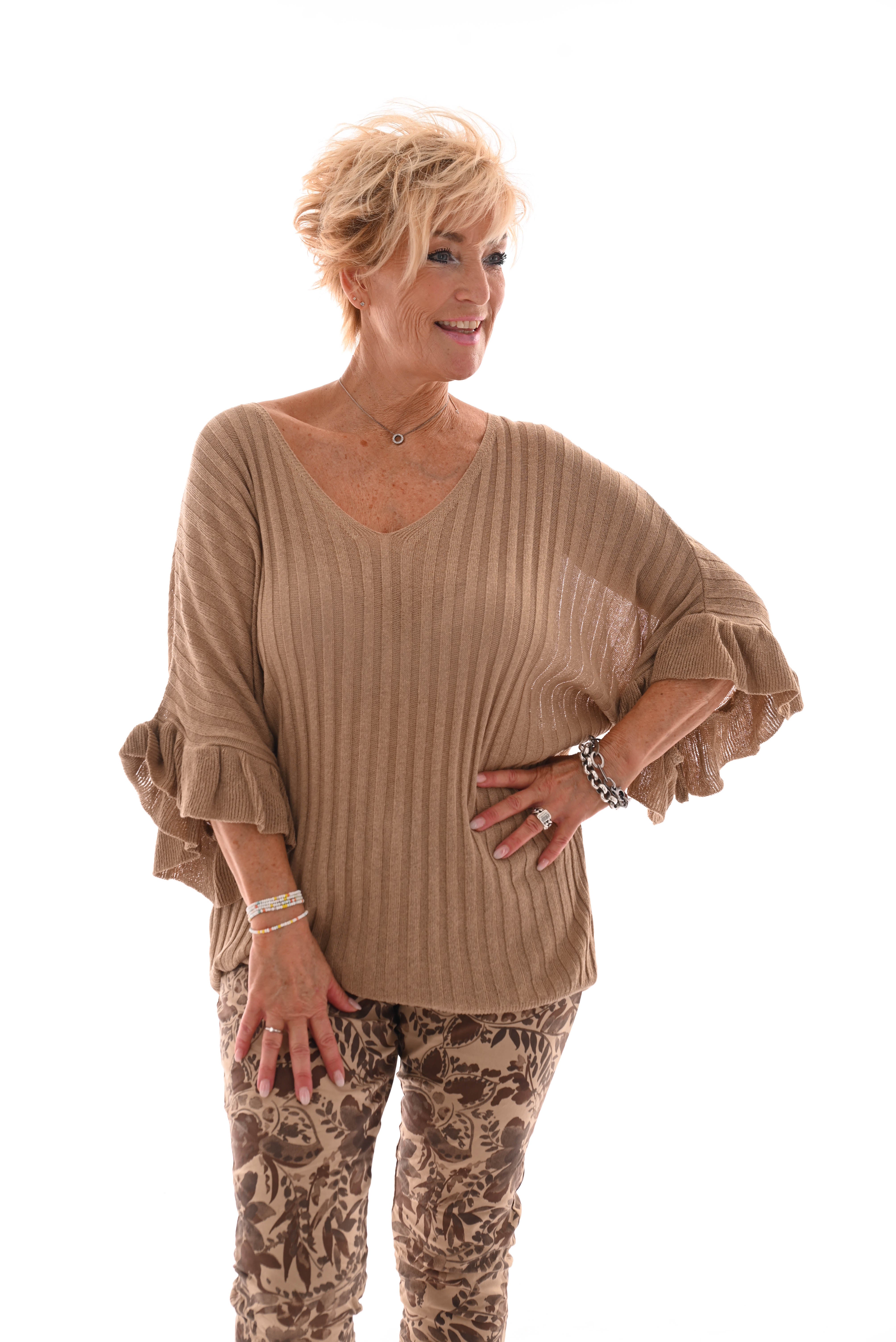 Top rib met trompet roezelmouwen camel