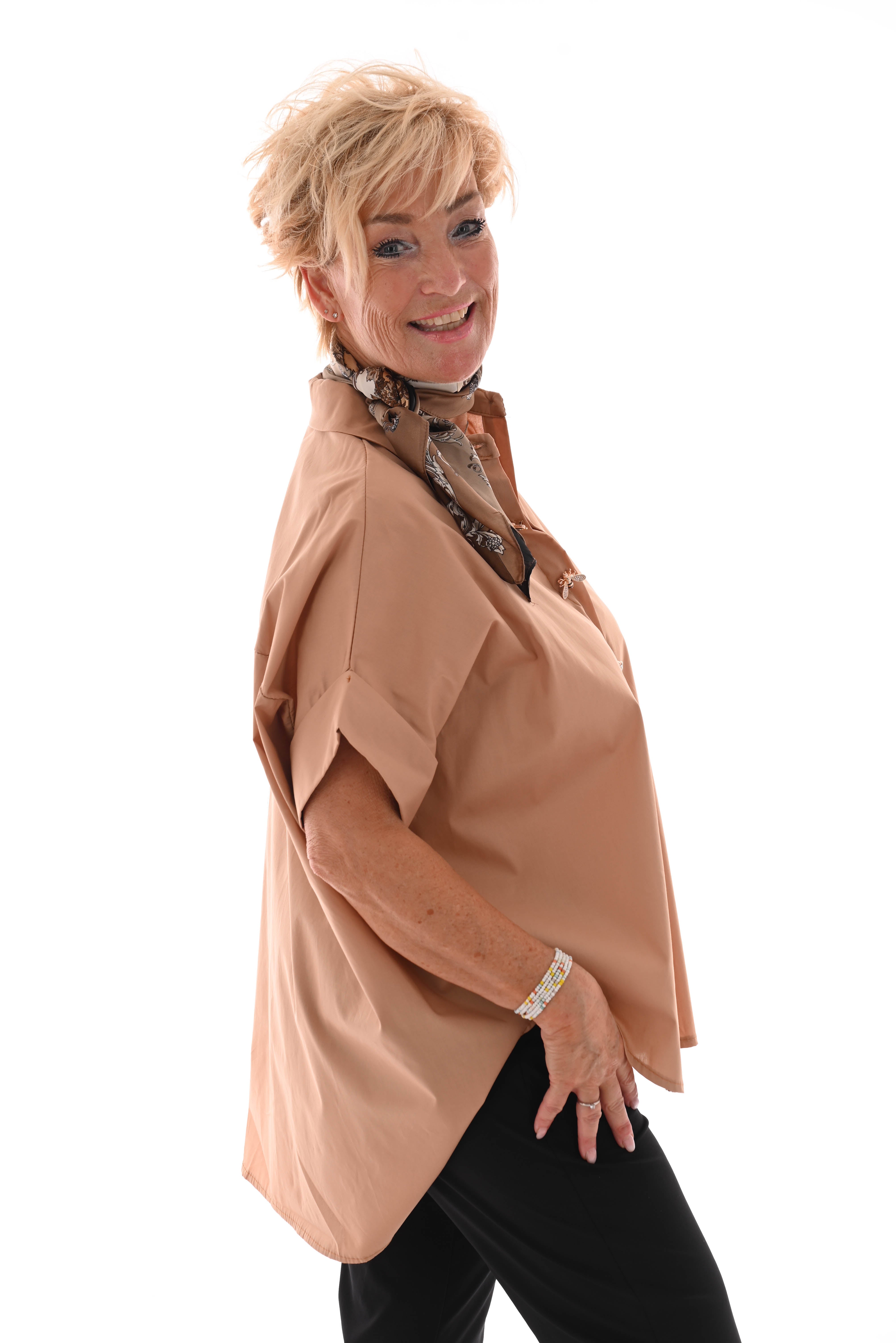 Korte blouse broche knopen camel