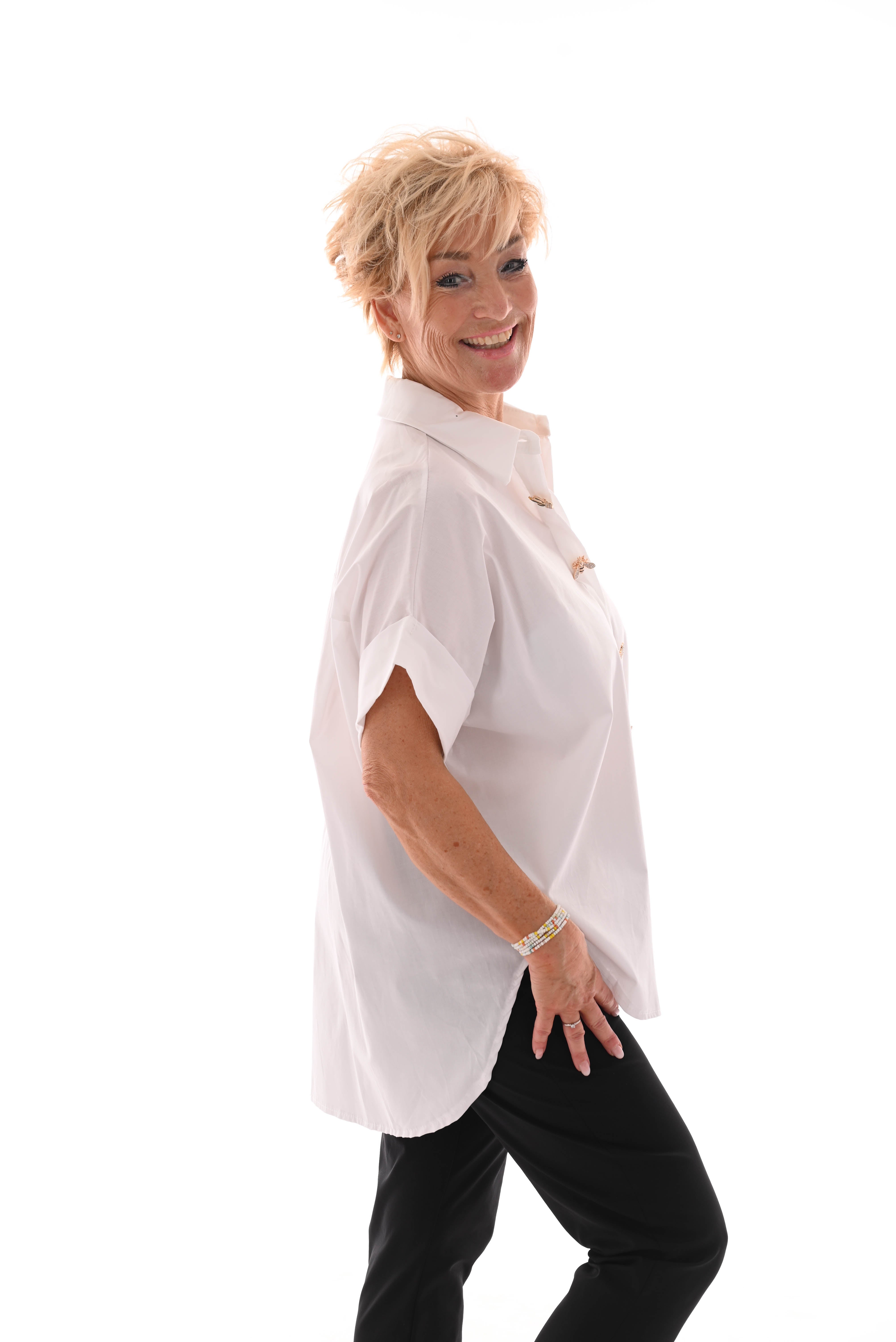Korte blouse broche knopen roomwit