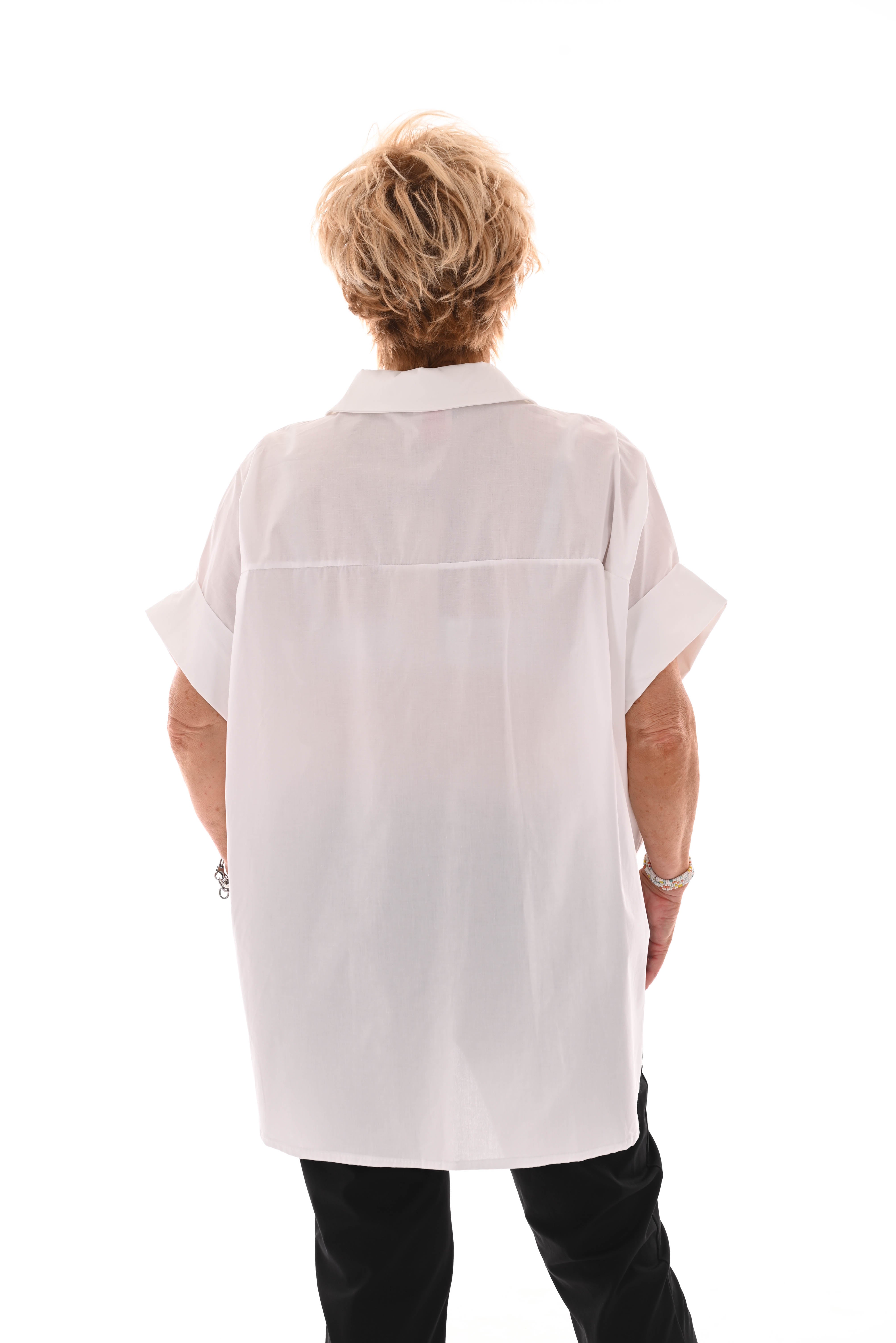 Korte blouse broche knopen roomwit