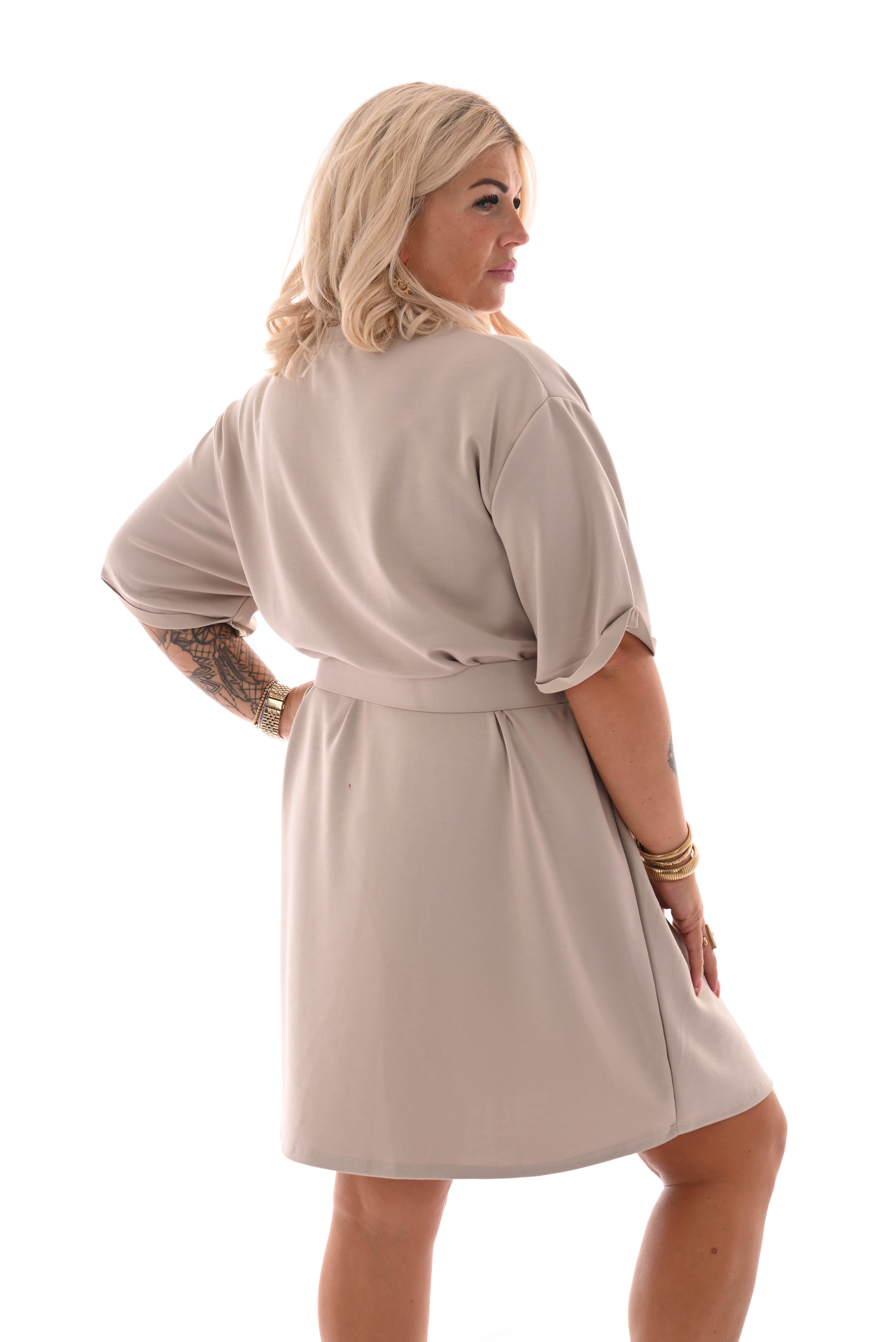 Korte jurk ronde hals met riem beige