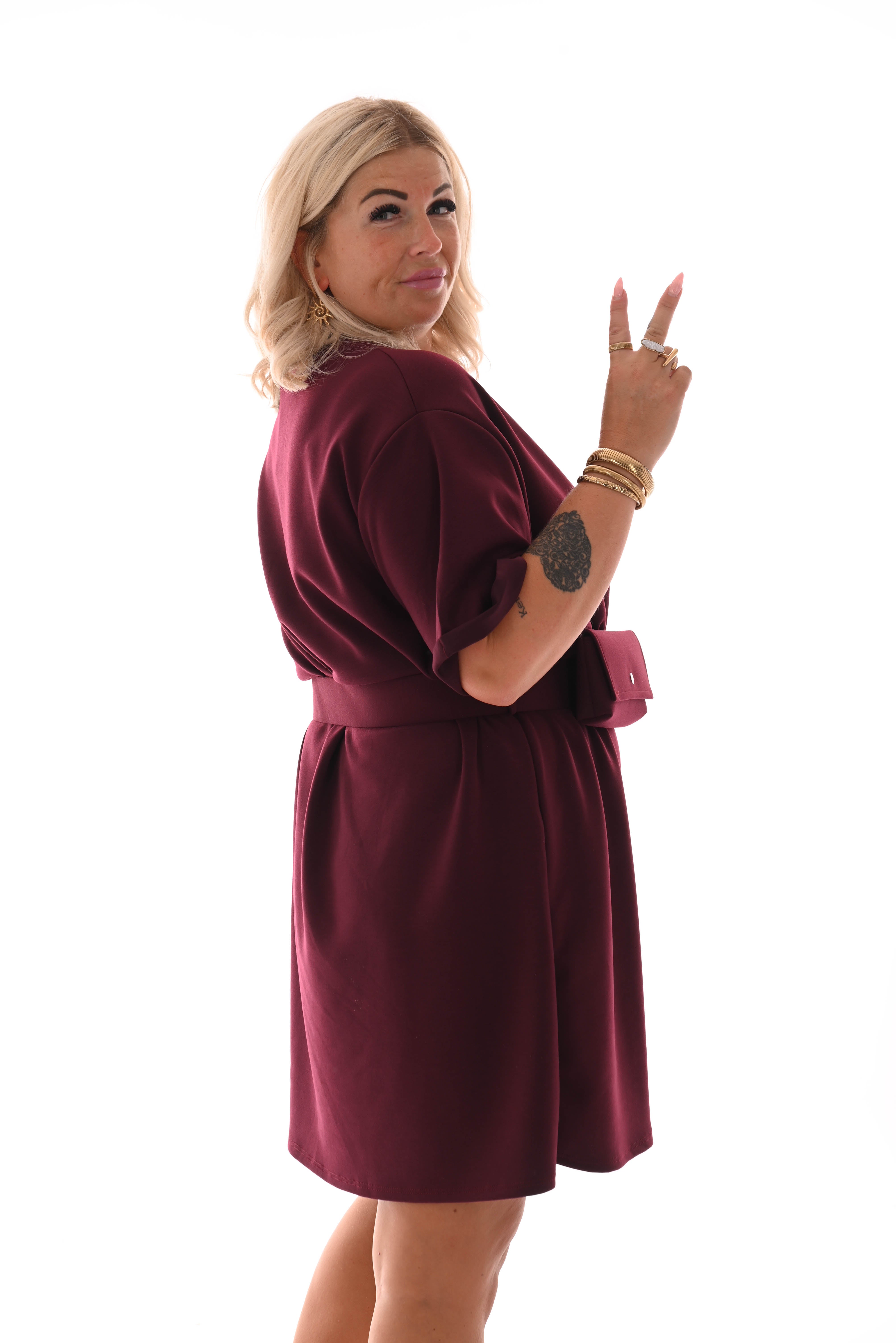 Korte jurk ronde hals met riem bordeaux