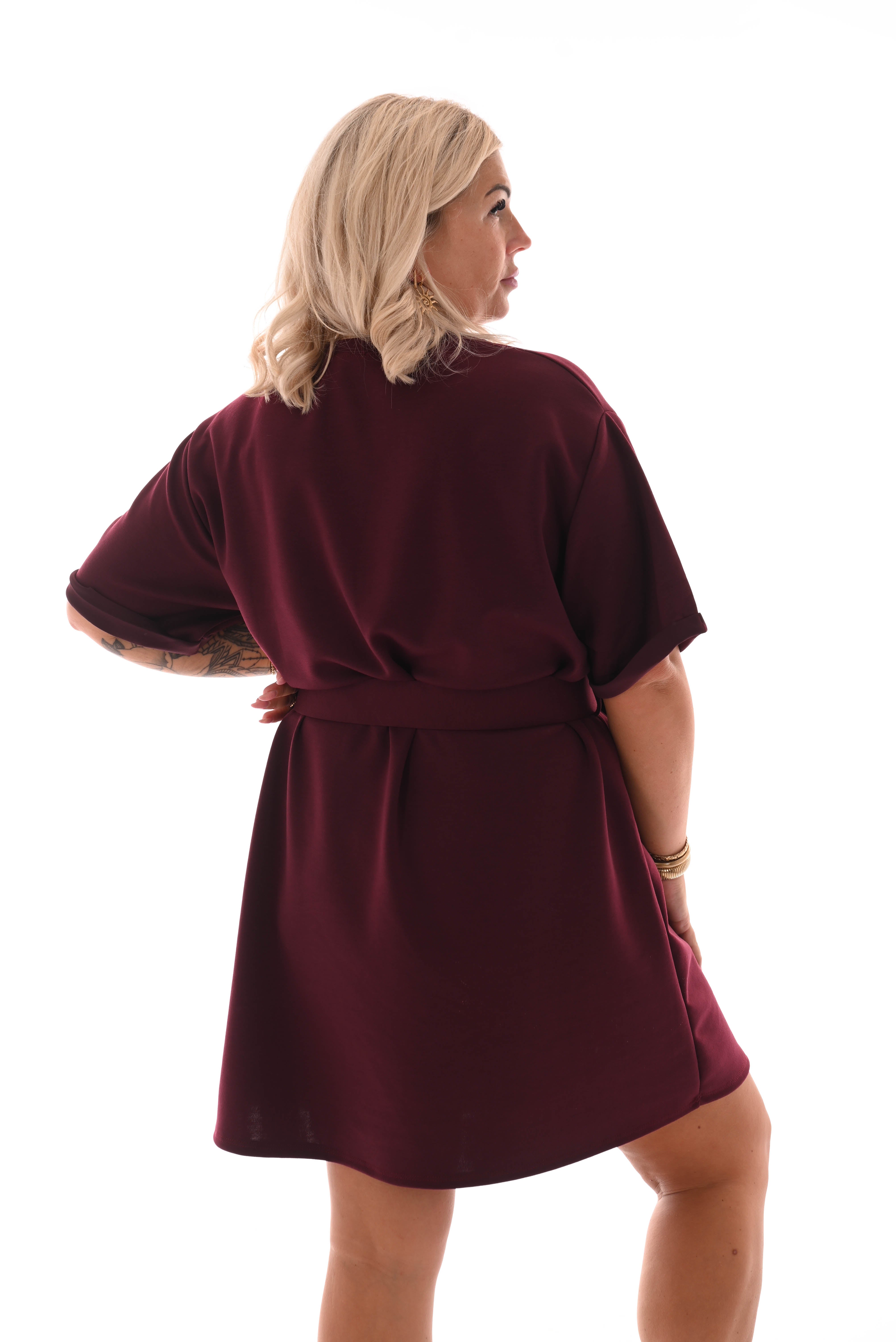 Korte jurk ronde hals met riem bordeaux