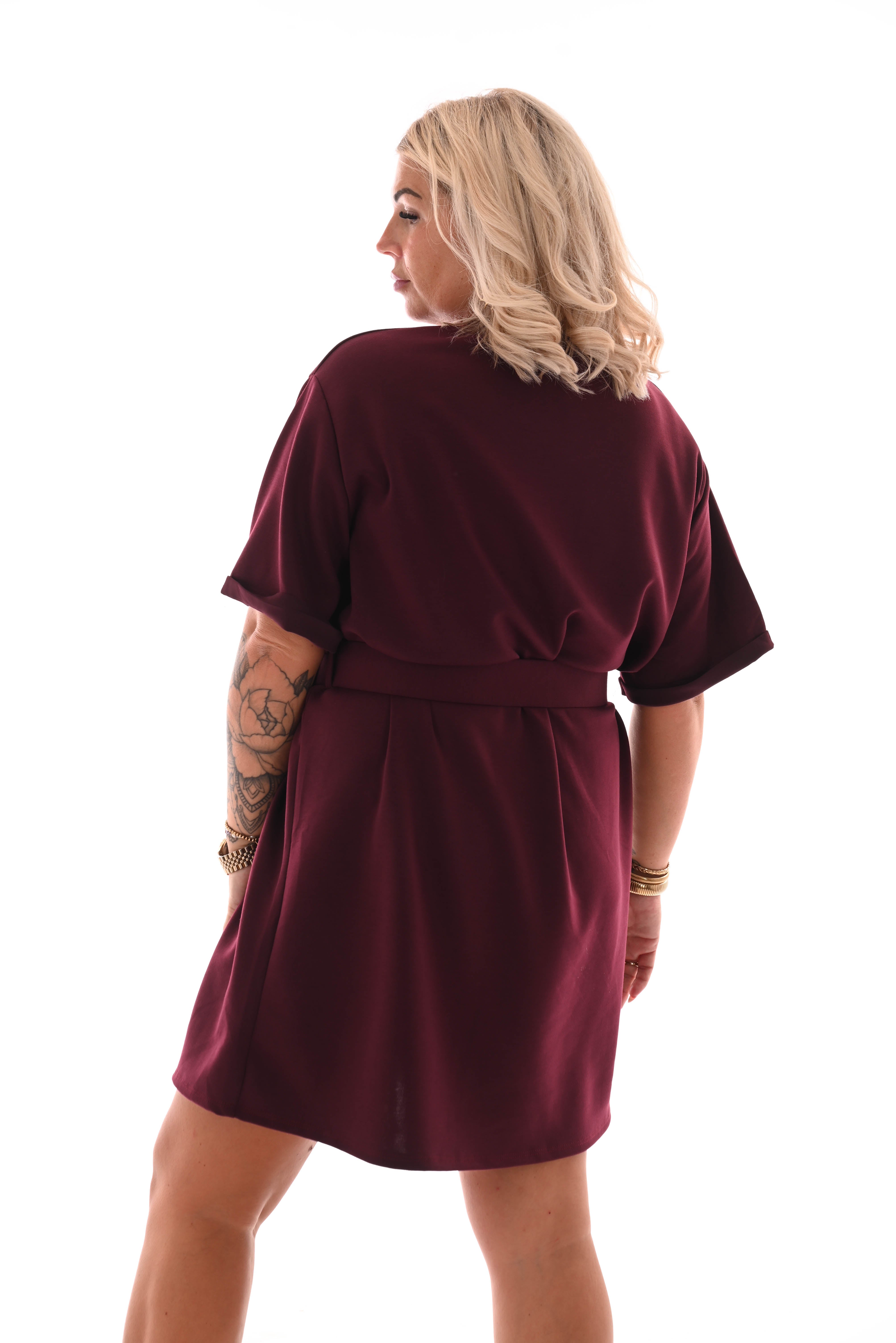 Korte jurk ronde hals met riem bordeaux