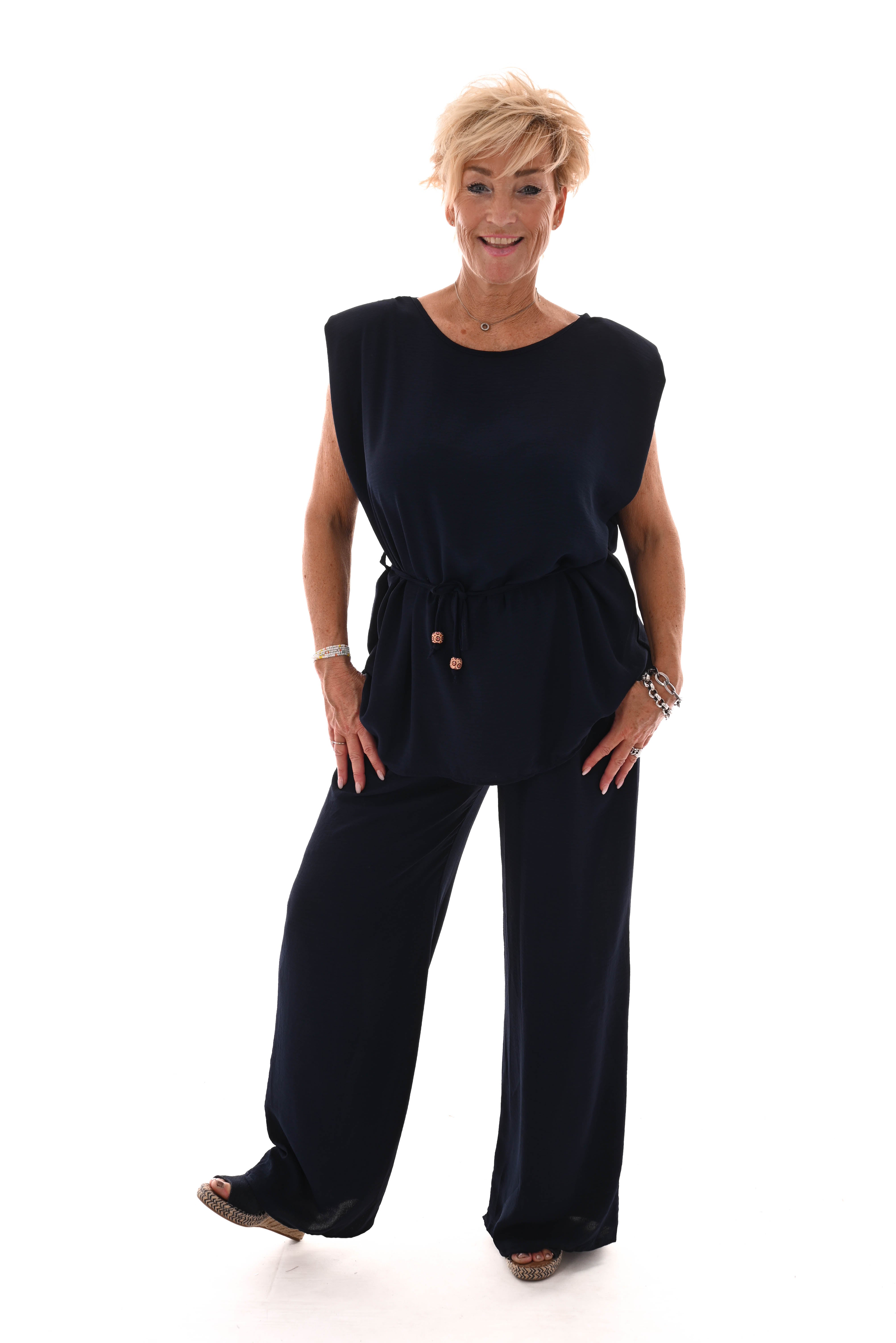 Tweedelig pak top met ceintuur marineblauw