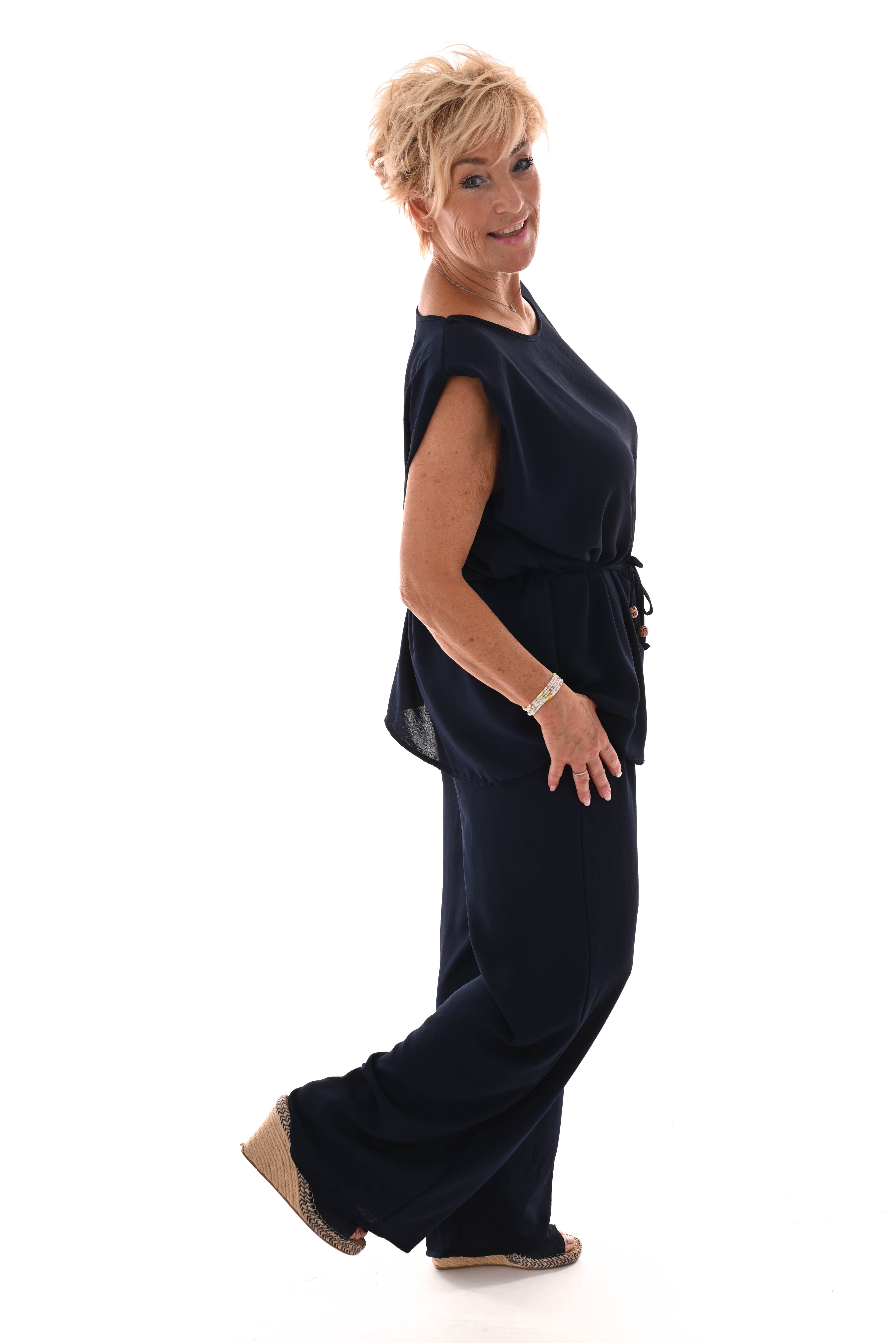 Tweedelig pak top met ceintuur marineblauw