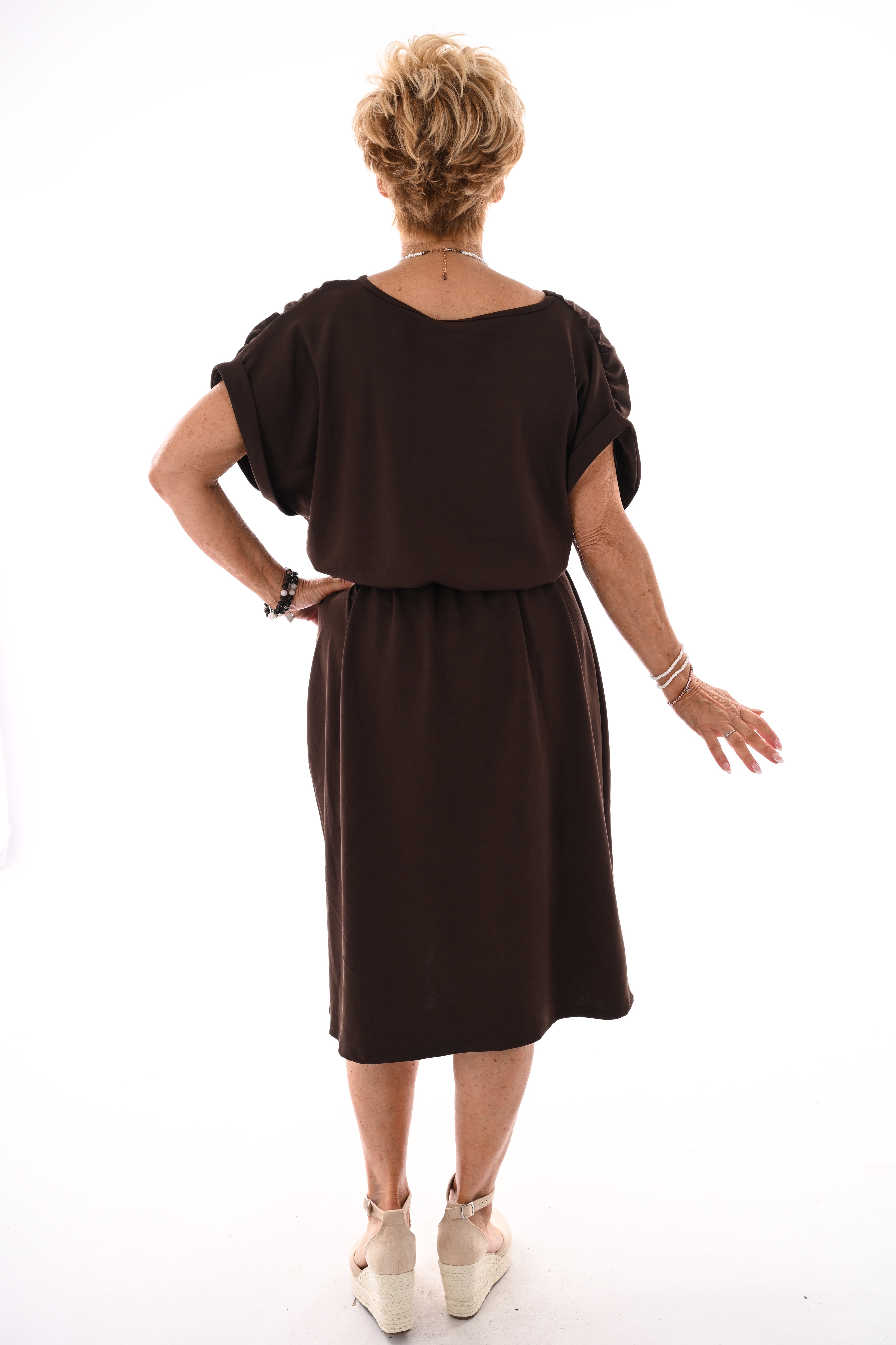 Basic jurk met ceintuur donkerbruin