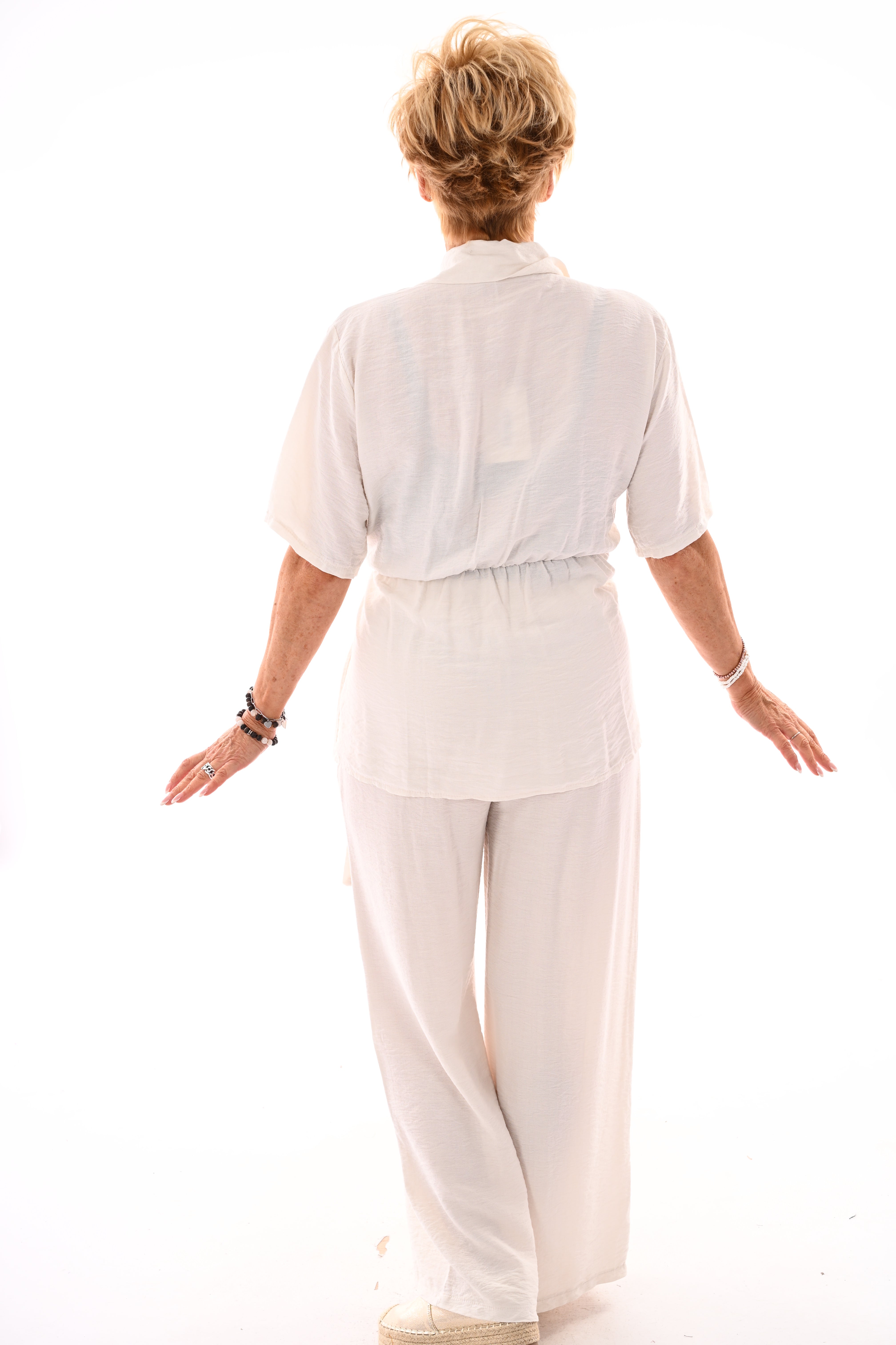 Tweedelig set doorknoop blouse met ceintuur beige