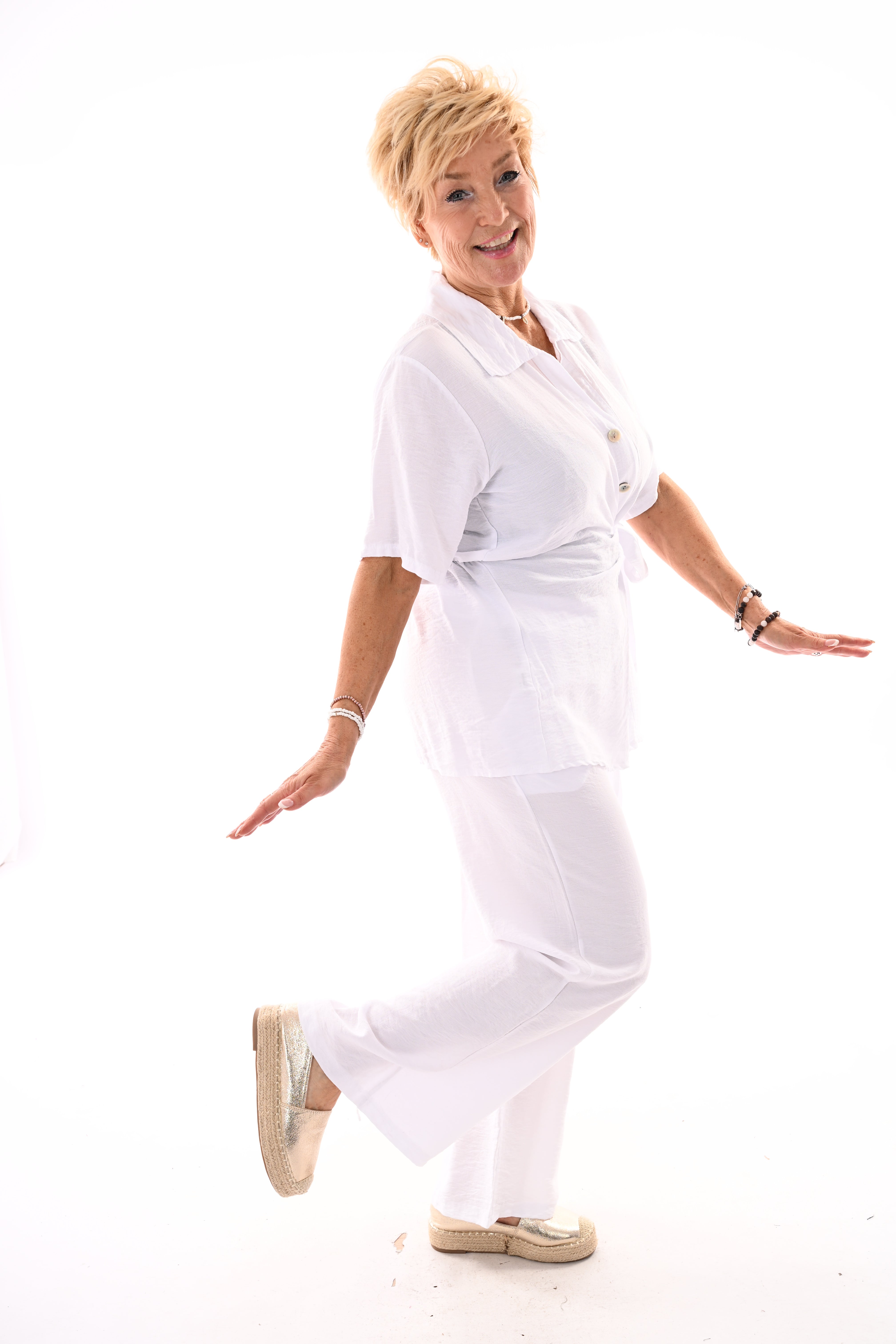 Tweedelig set doorknoop blouse met ceintuur wit