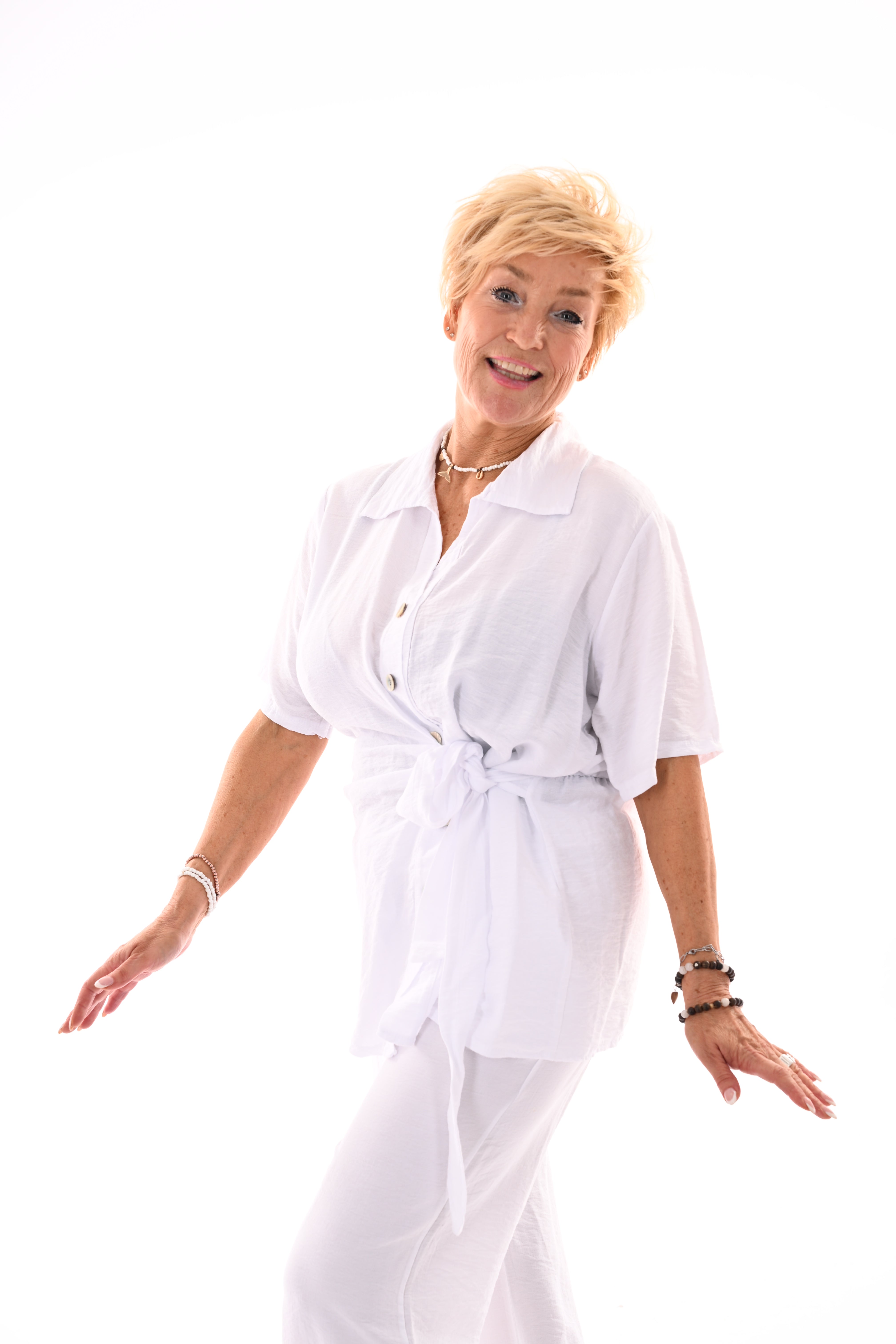 Tweedelig set doorknoop blouse met ceintuur wit