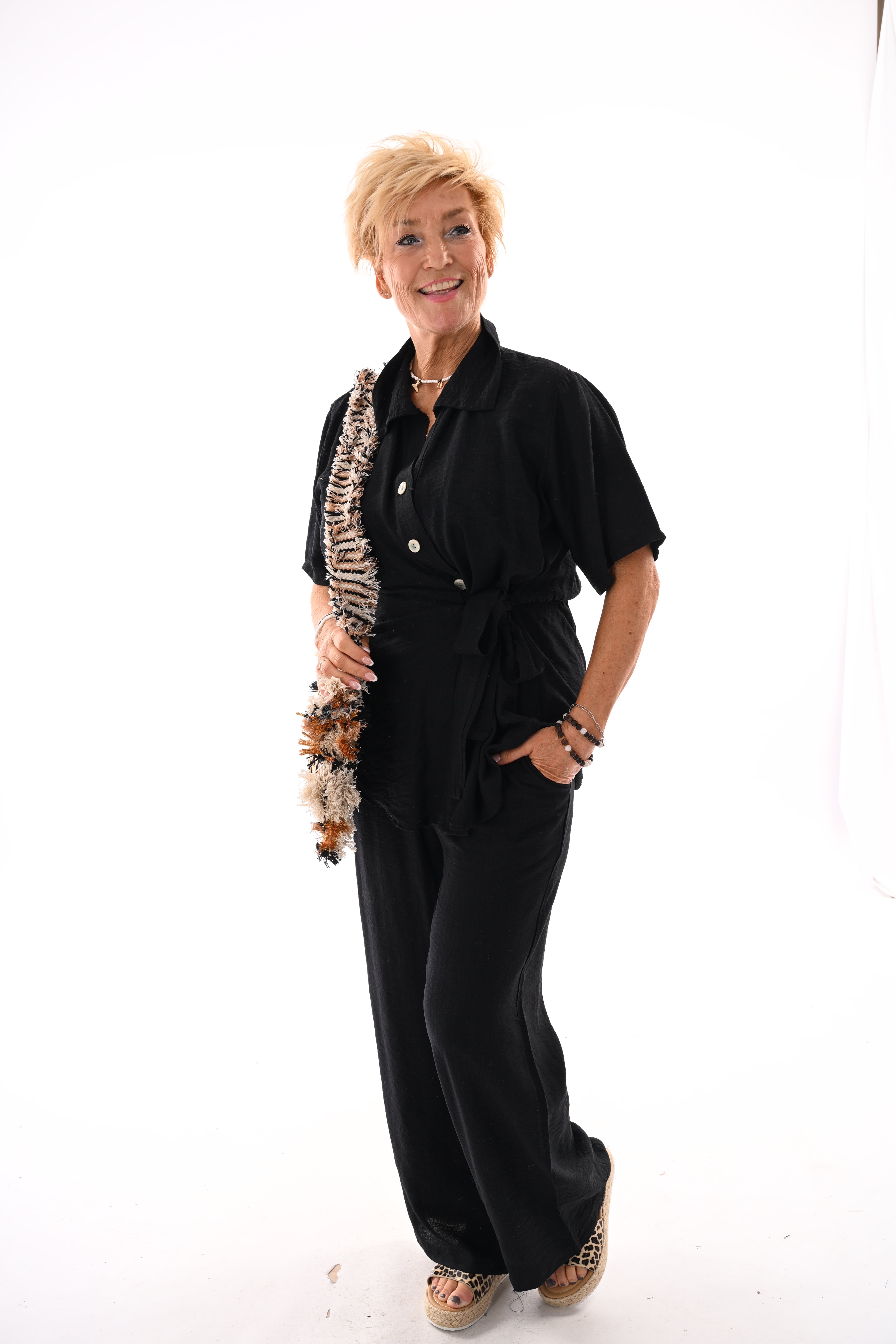 Tweedelig set doorknoop blouse met ceintuur zwart