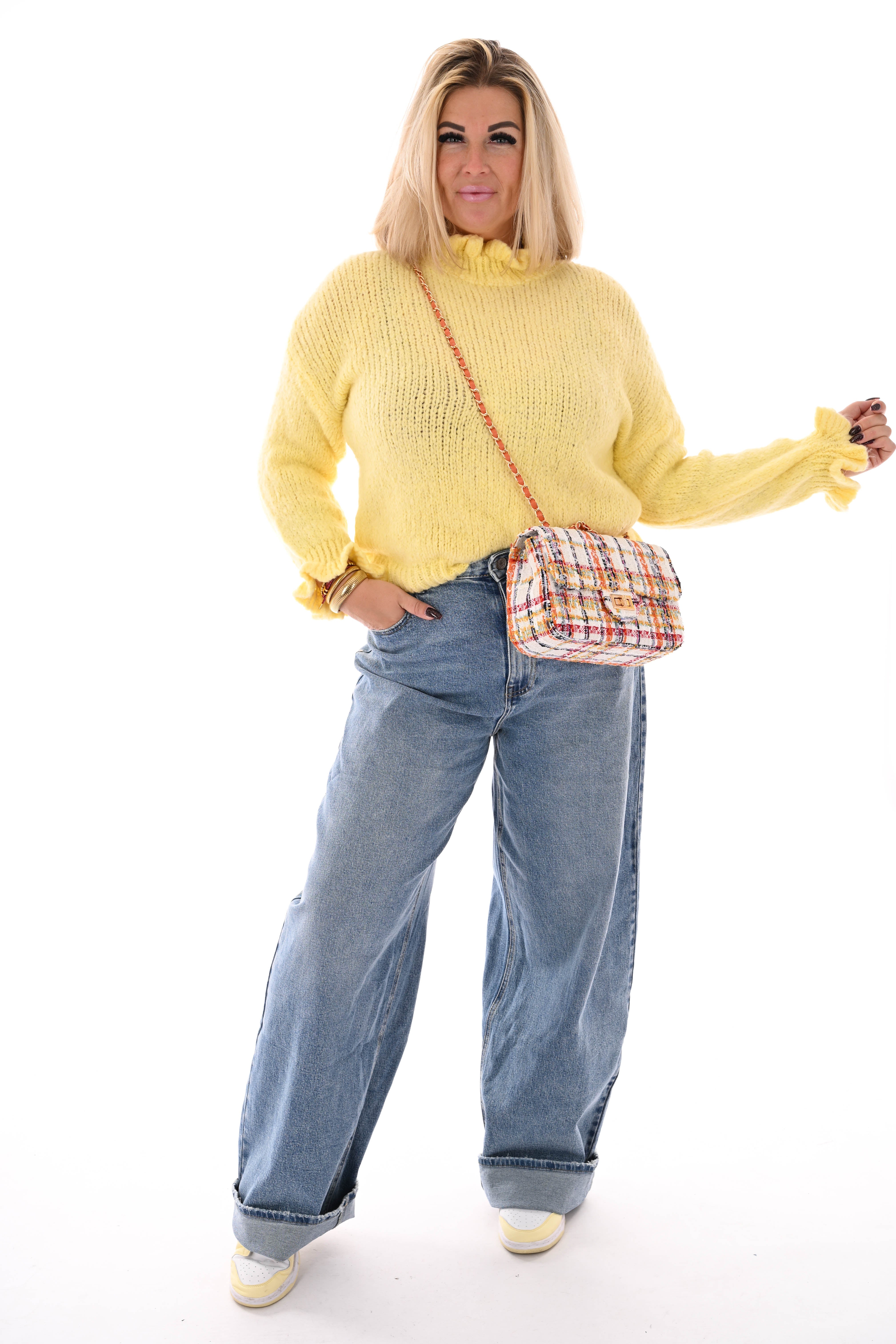 Gebreide trui roezelkraag en mouwen lichtgeel