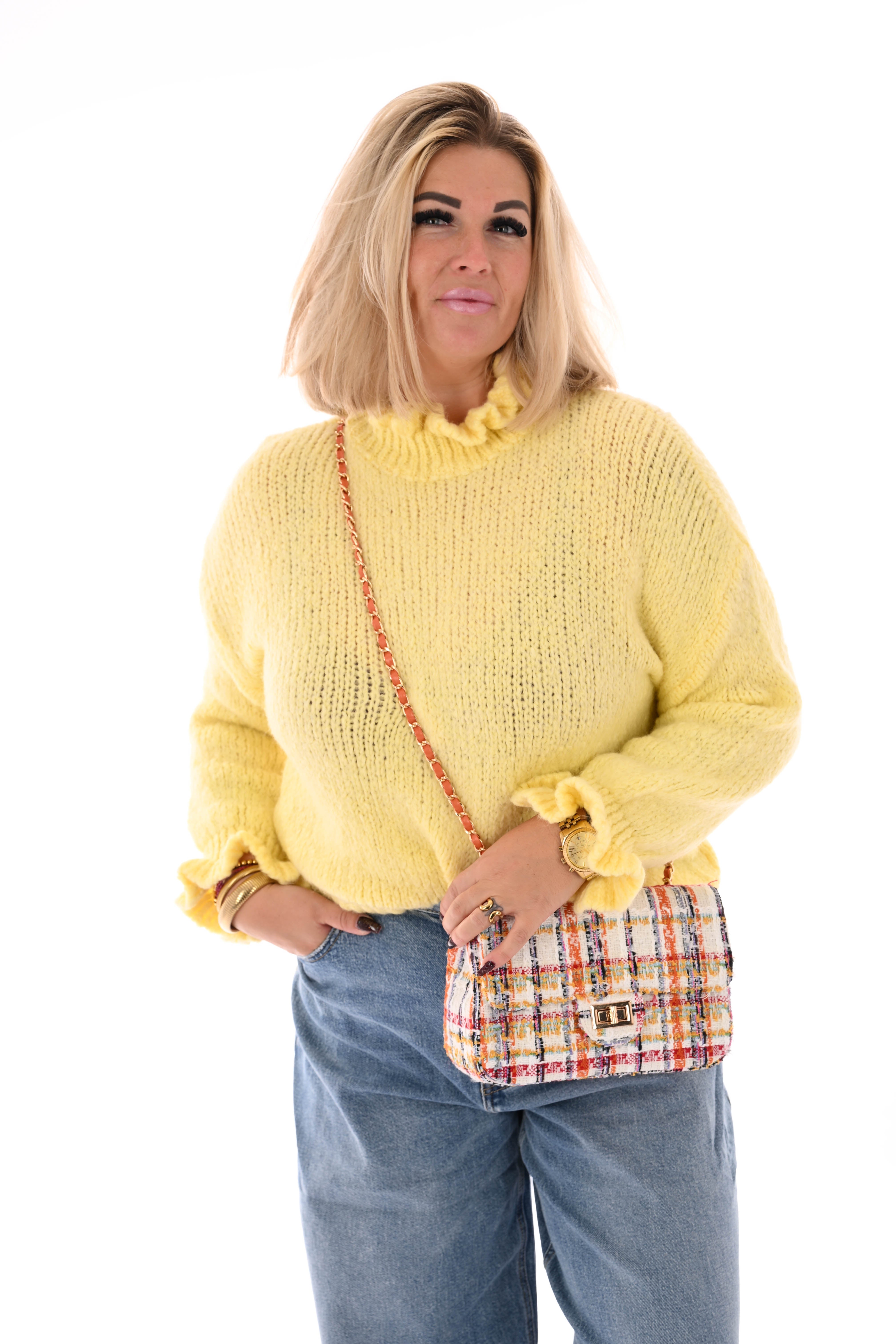 Gebreide trui roezelkraag en mouwen lichtgeel