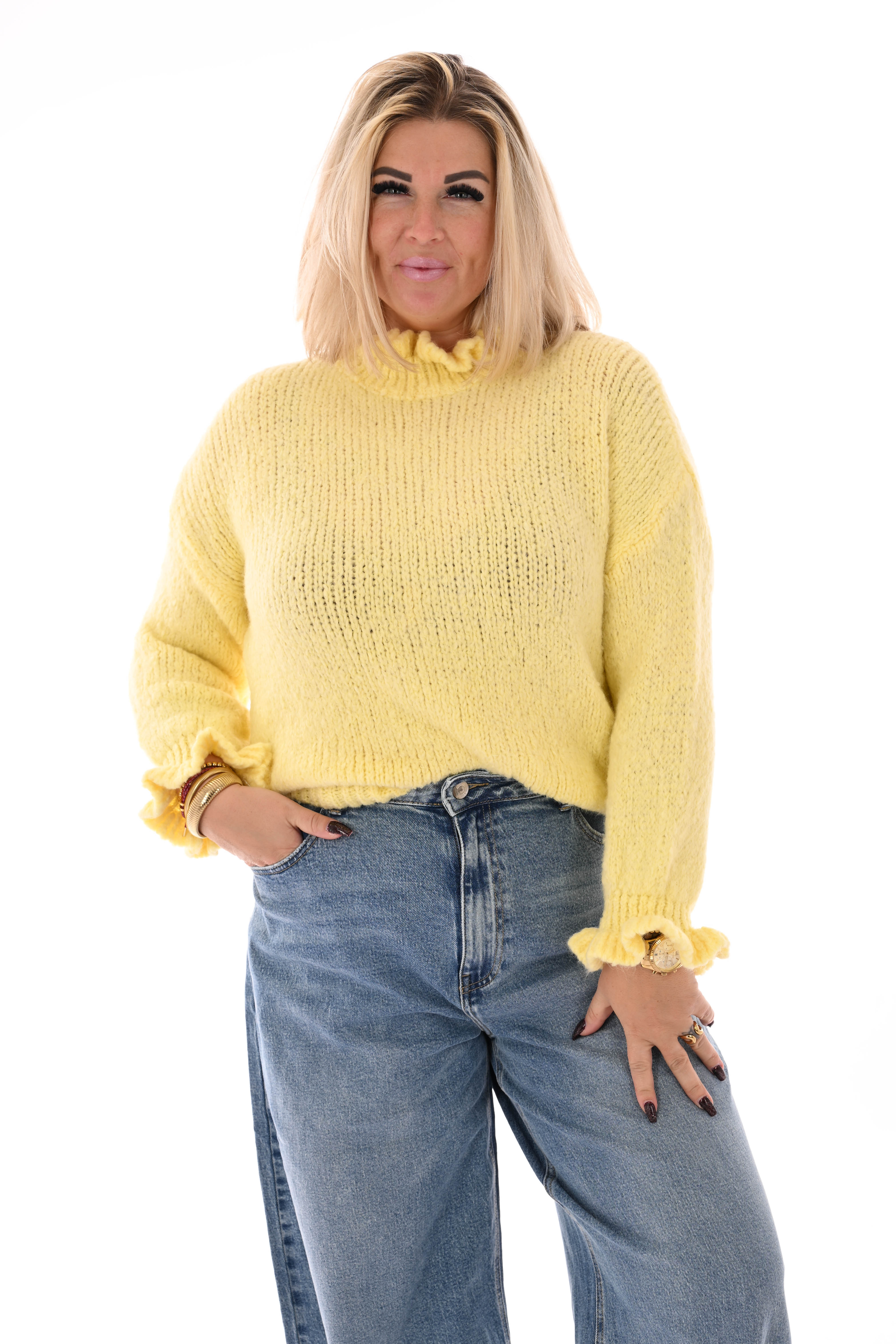 Gebreide trui roezelkraag en mouwen lichtgeel