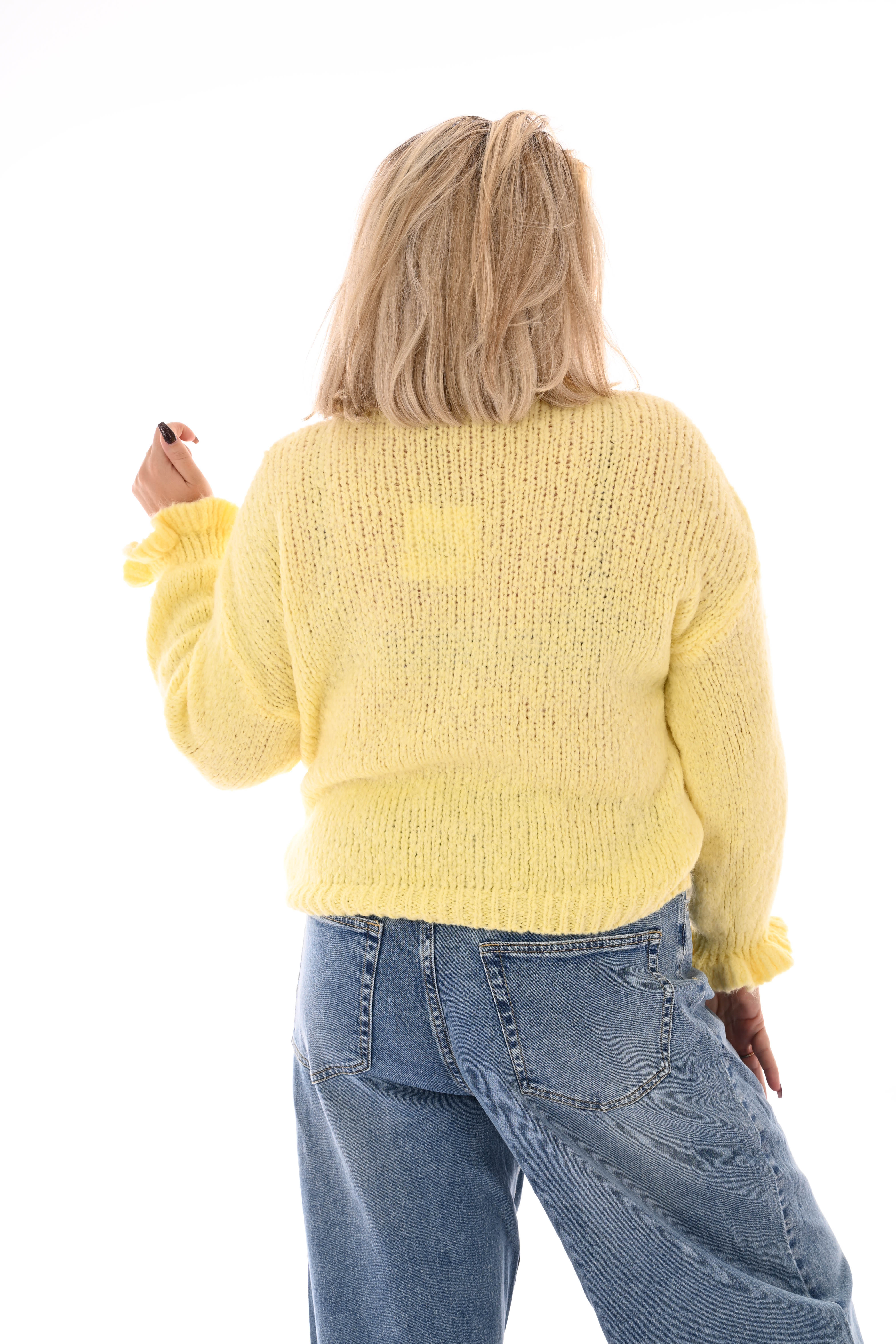 Gebreide trui roezelkraag en mouwen lichtgeel