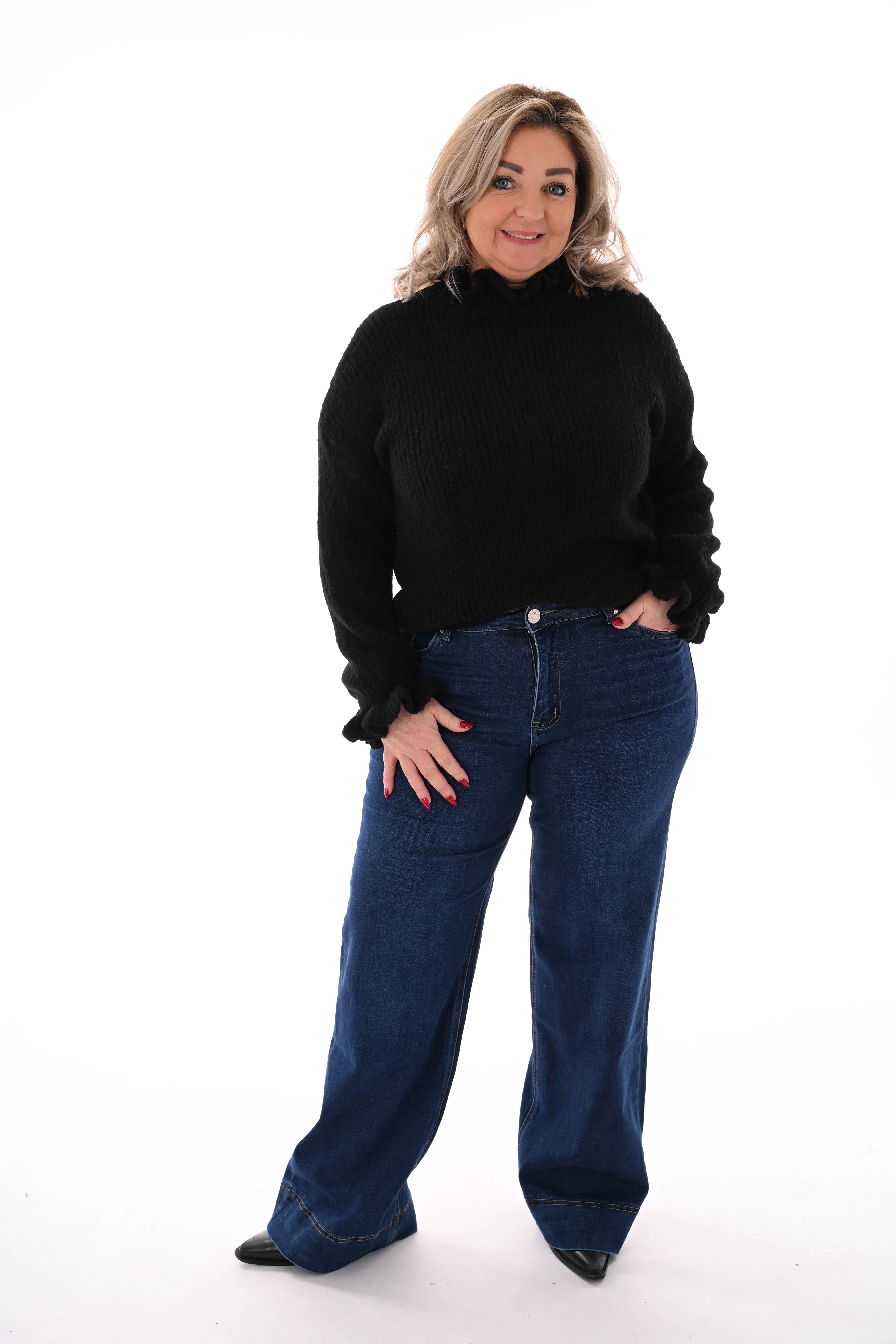 Gebreide trui roezelkraag en mouwen zwart