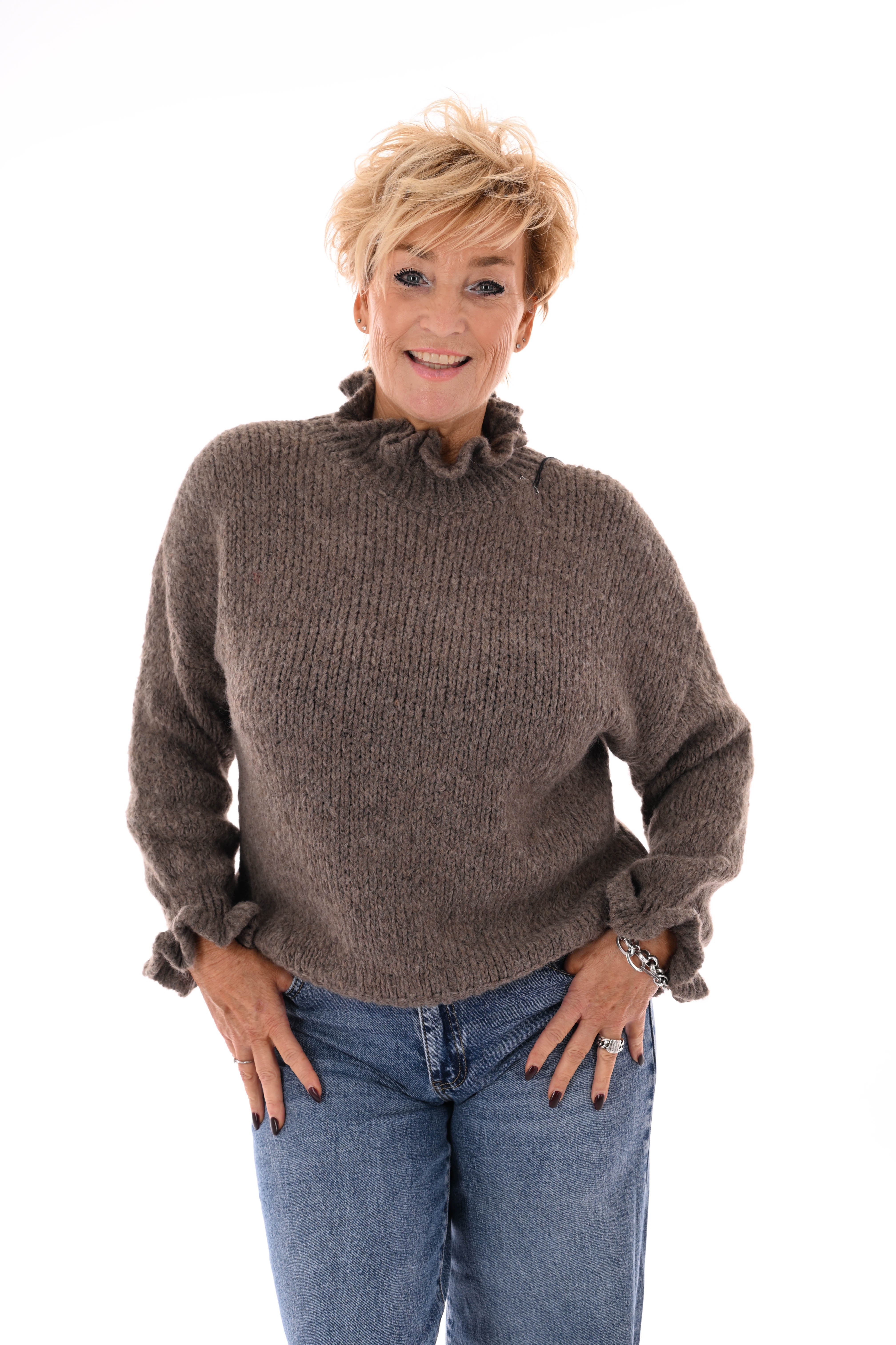 Gebreide trui roezelkraag en mouwen taupe