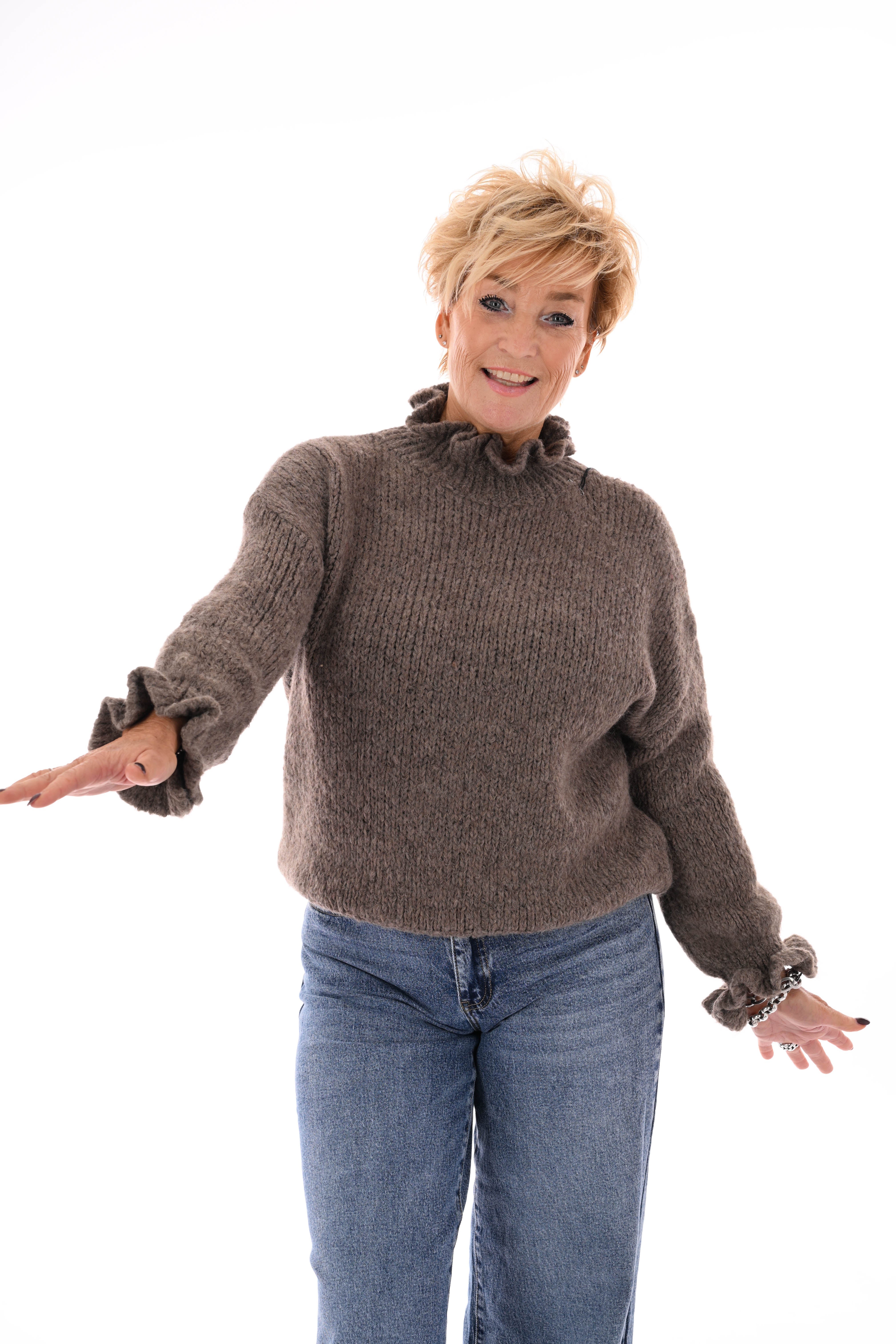 Gebreide trui roezelkraag en mouwen taupe