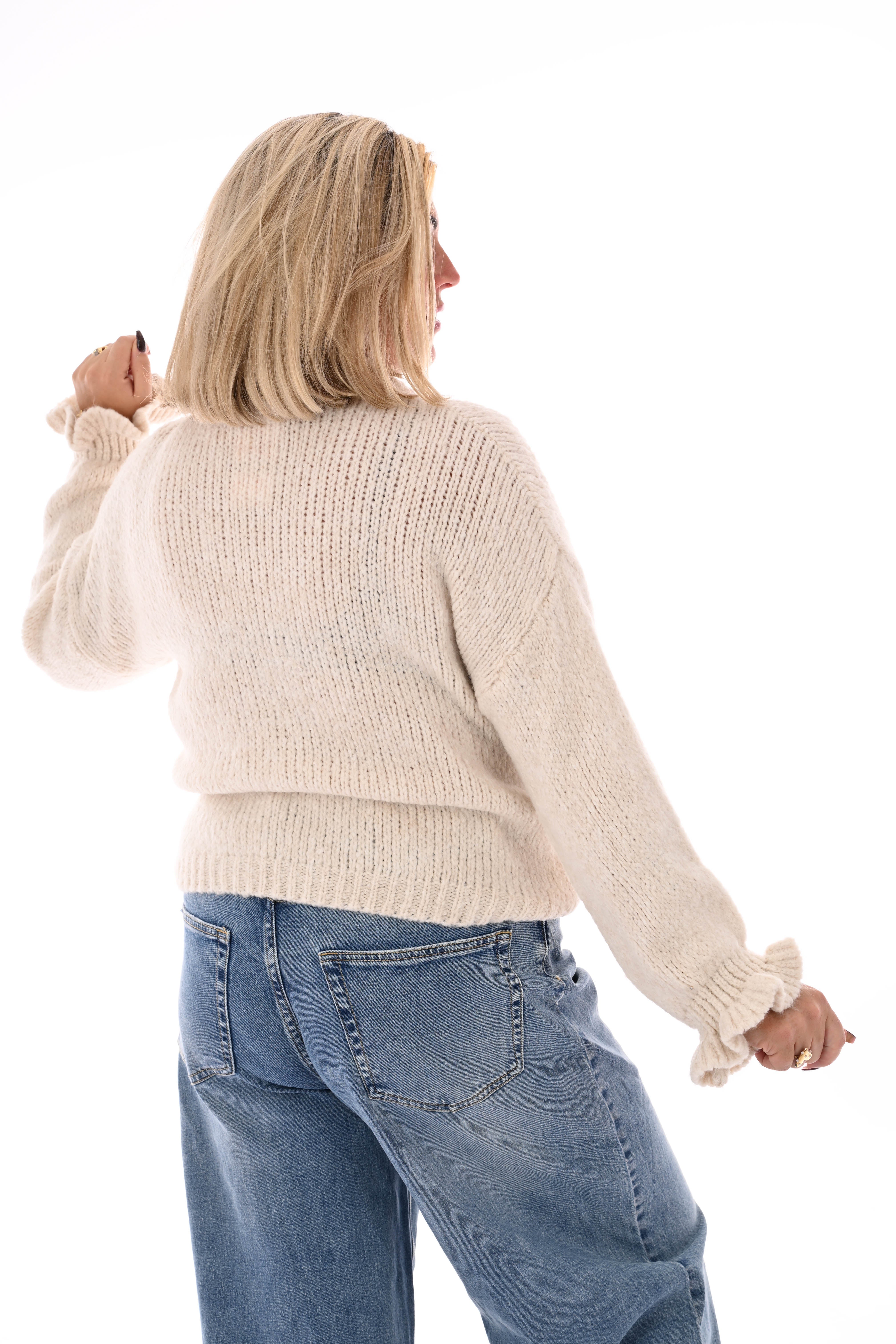 Gebreide trui roezelkraag en mouwen beige