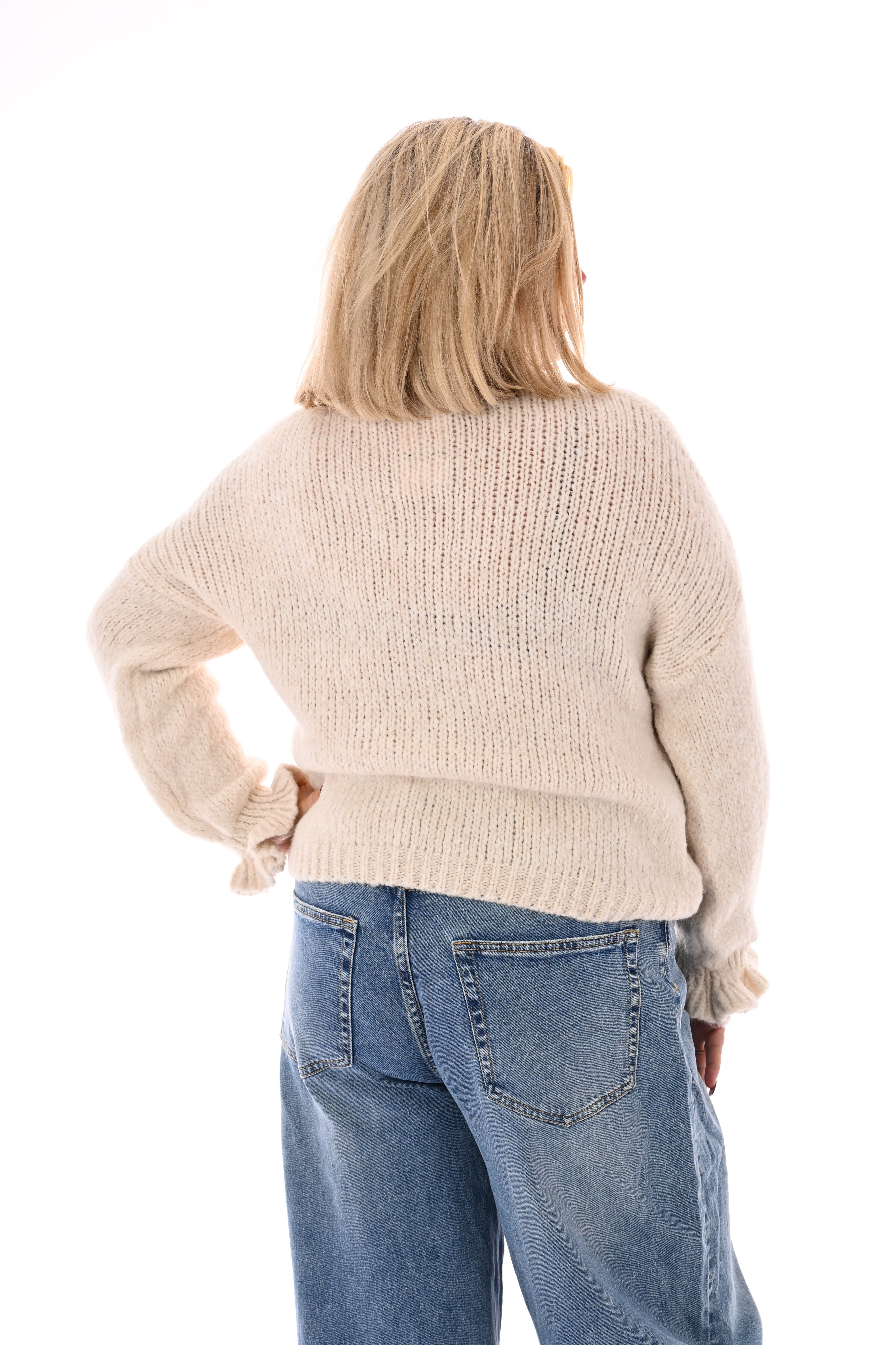 Gebreide trui roezelkraag en mouwen beige