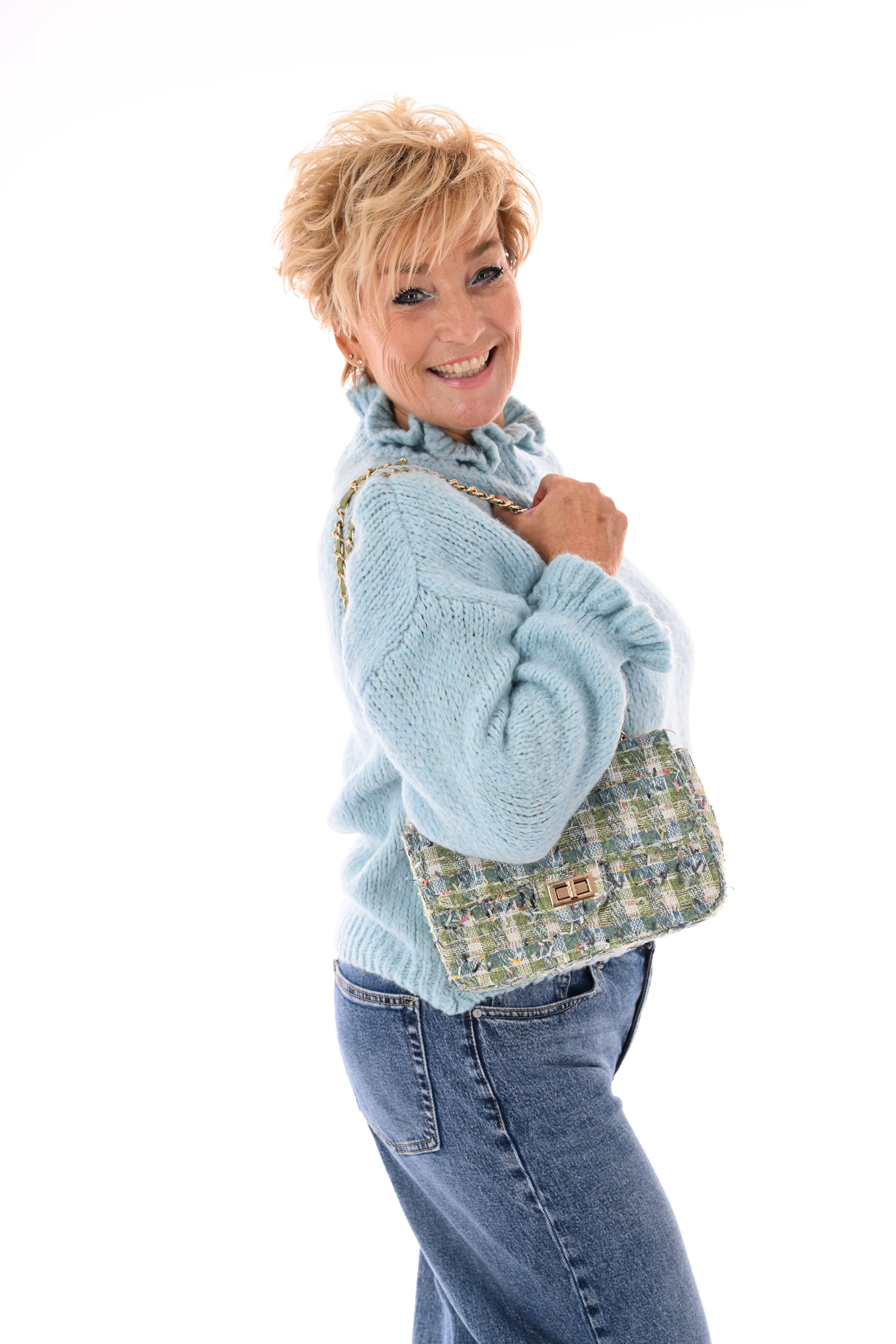 Gebreide trui roezelkraag en mouwen lichtblauw