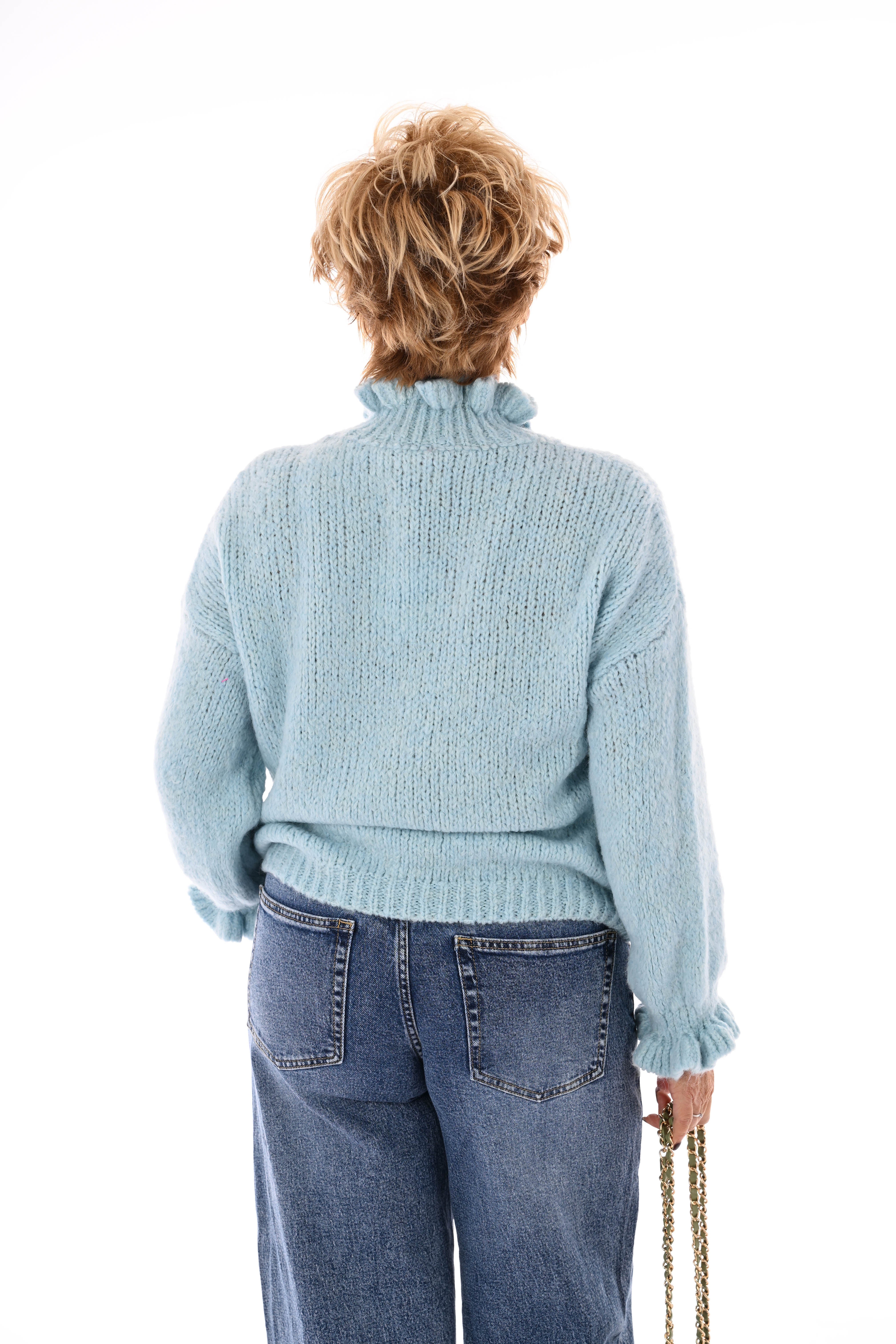 Gebreide trui roezelkraag en mouwen lichtblauw