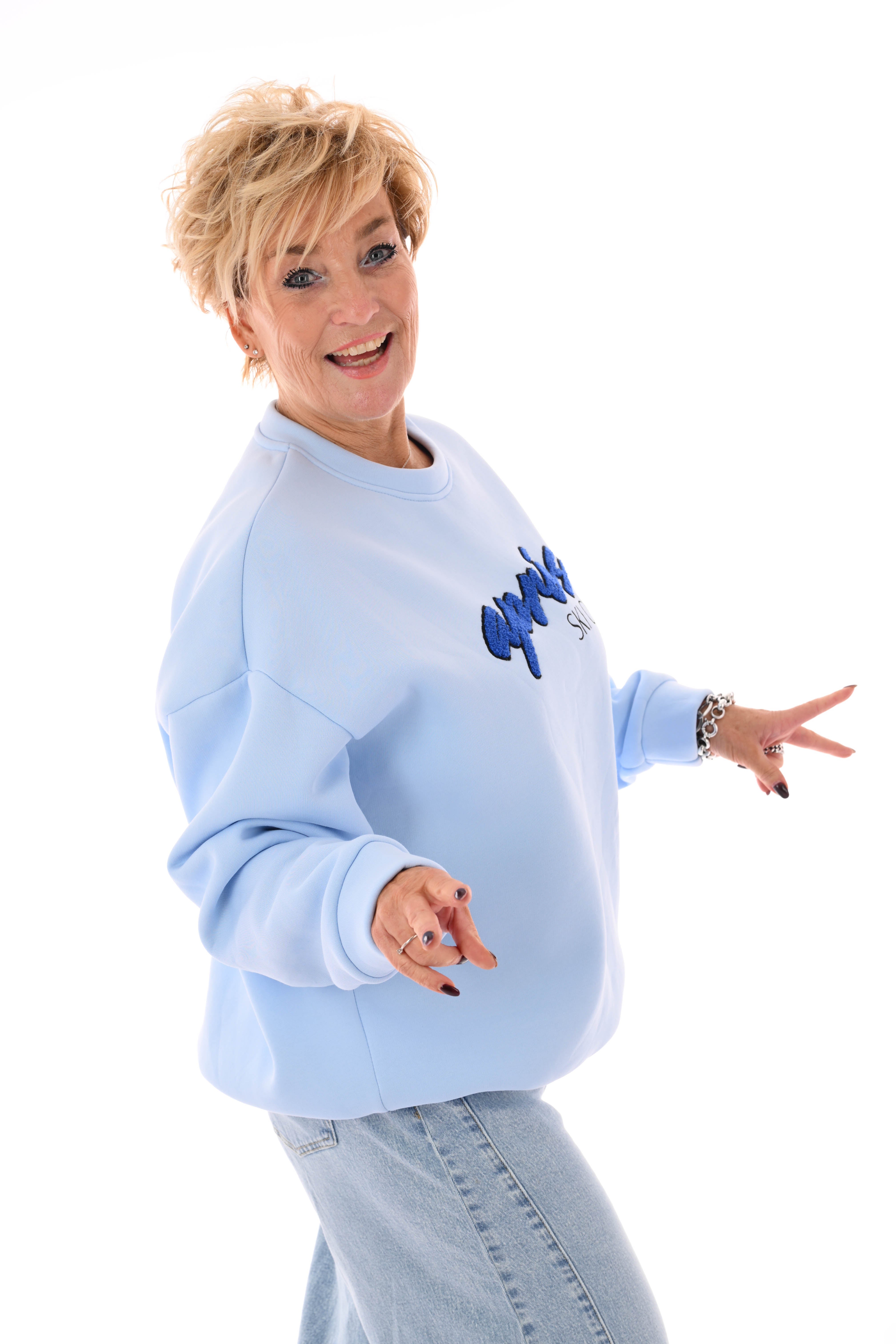 Sweater apres skiclub lichtblauw