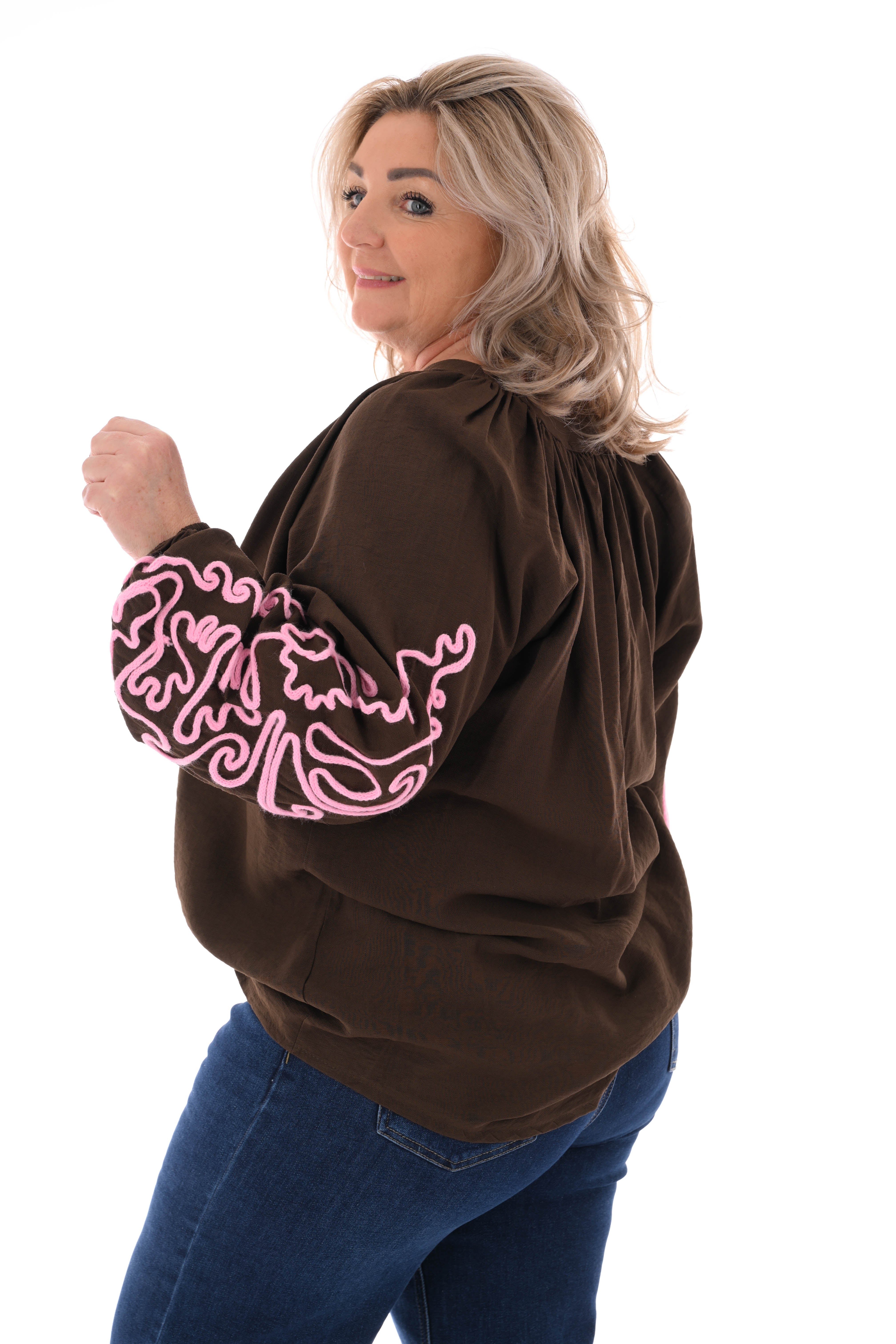 Blouse mouwen met borduursels donkerbruin
