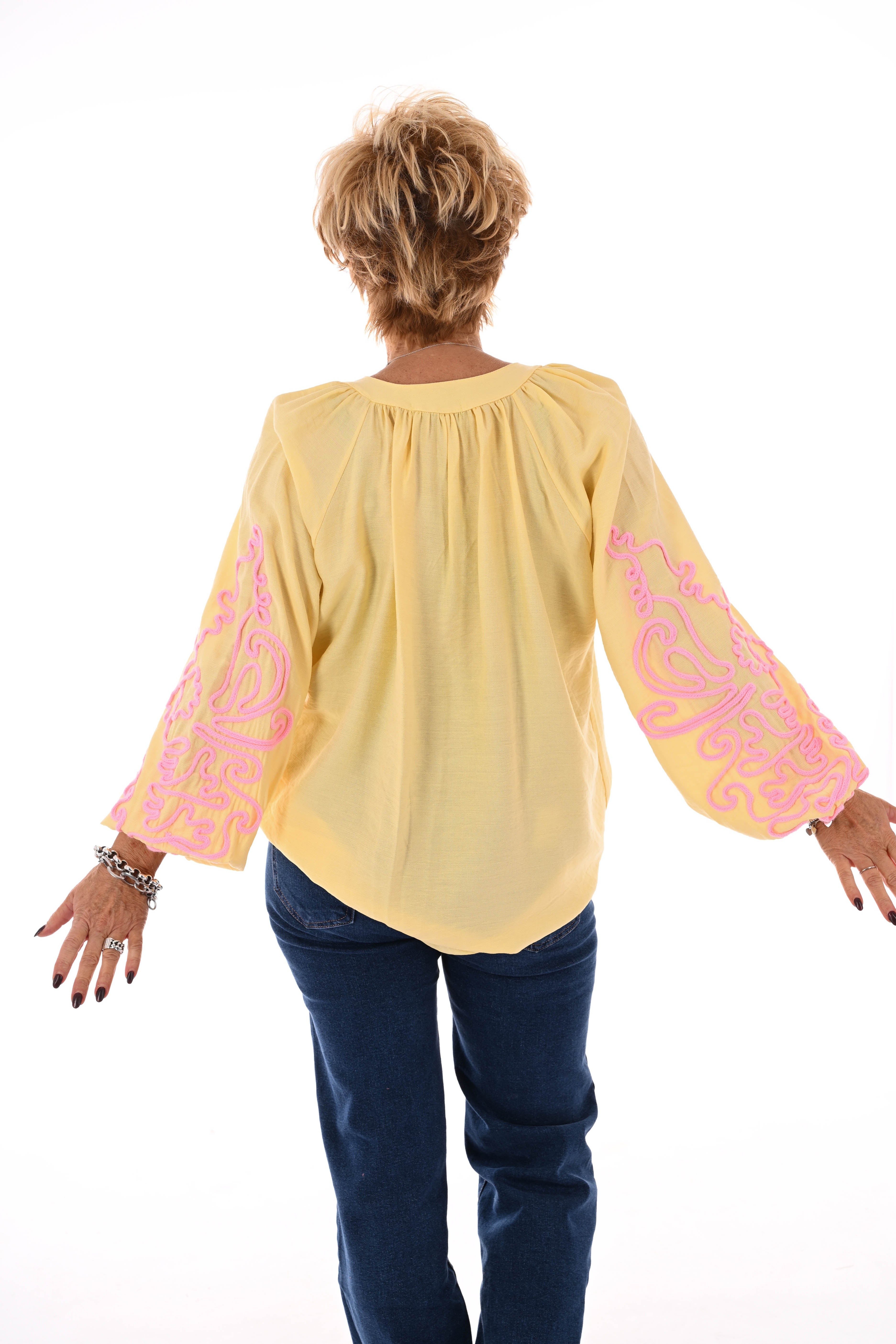 Blouse mouwen met borduursels botergeel