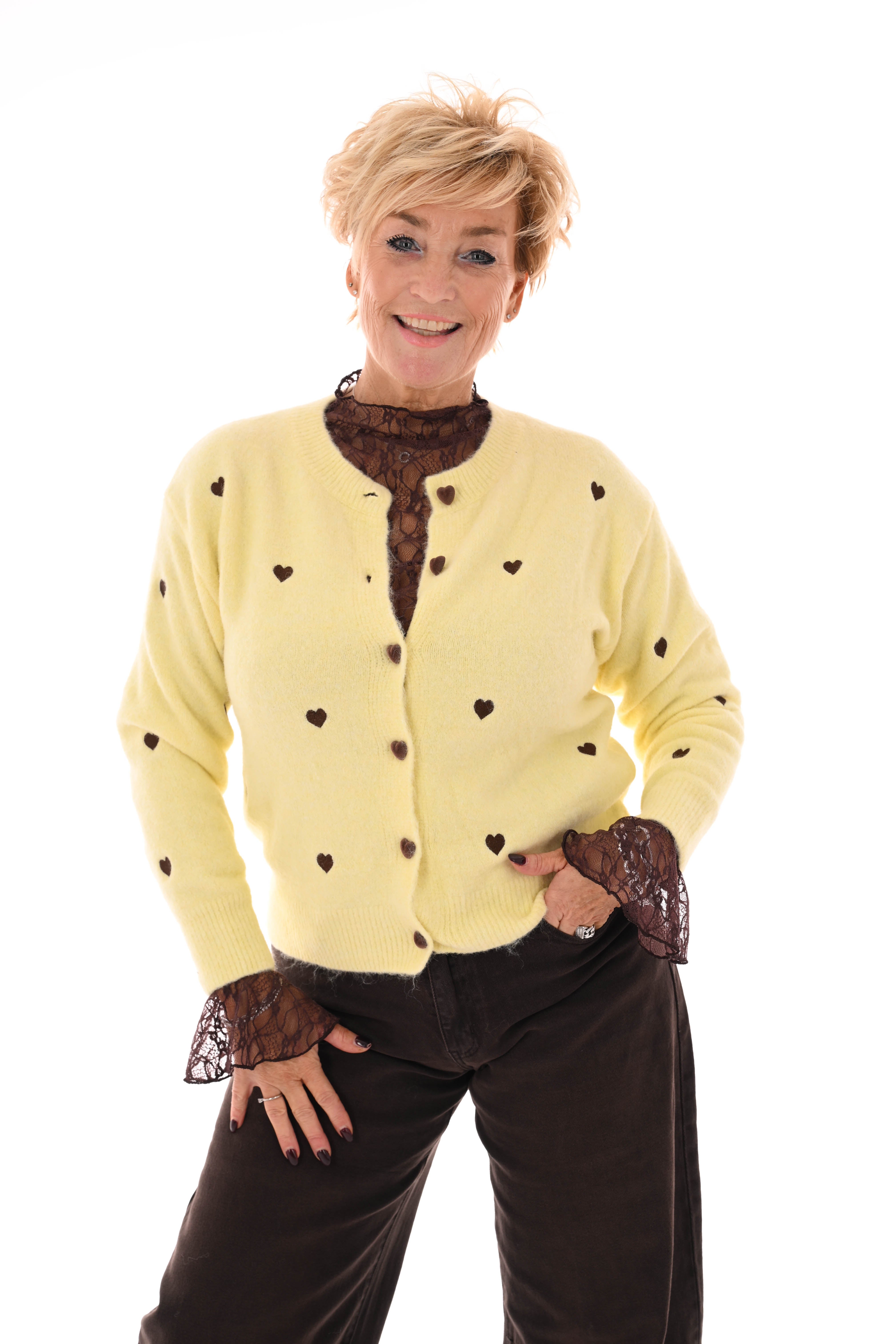 Fijn gebreid vest met hartjes geel