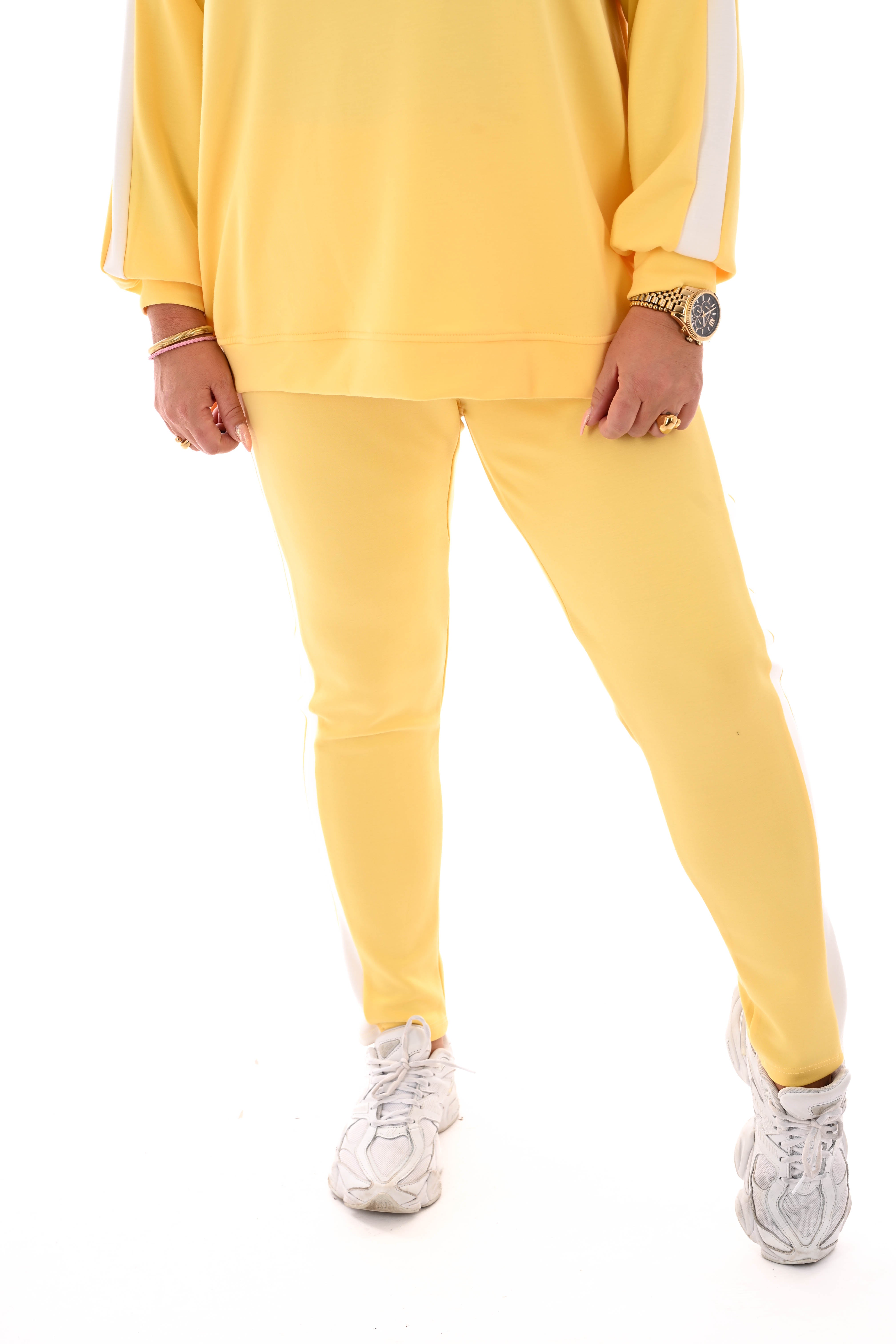 Tweedelig pak brede bies geel