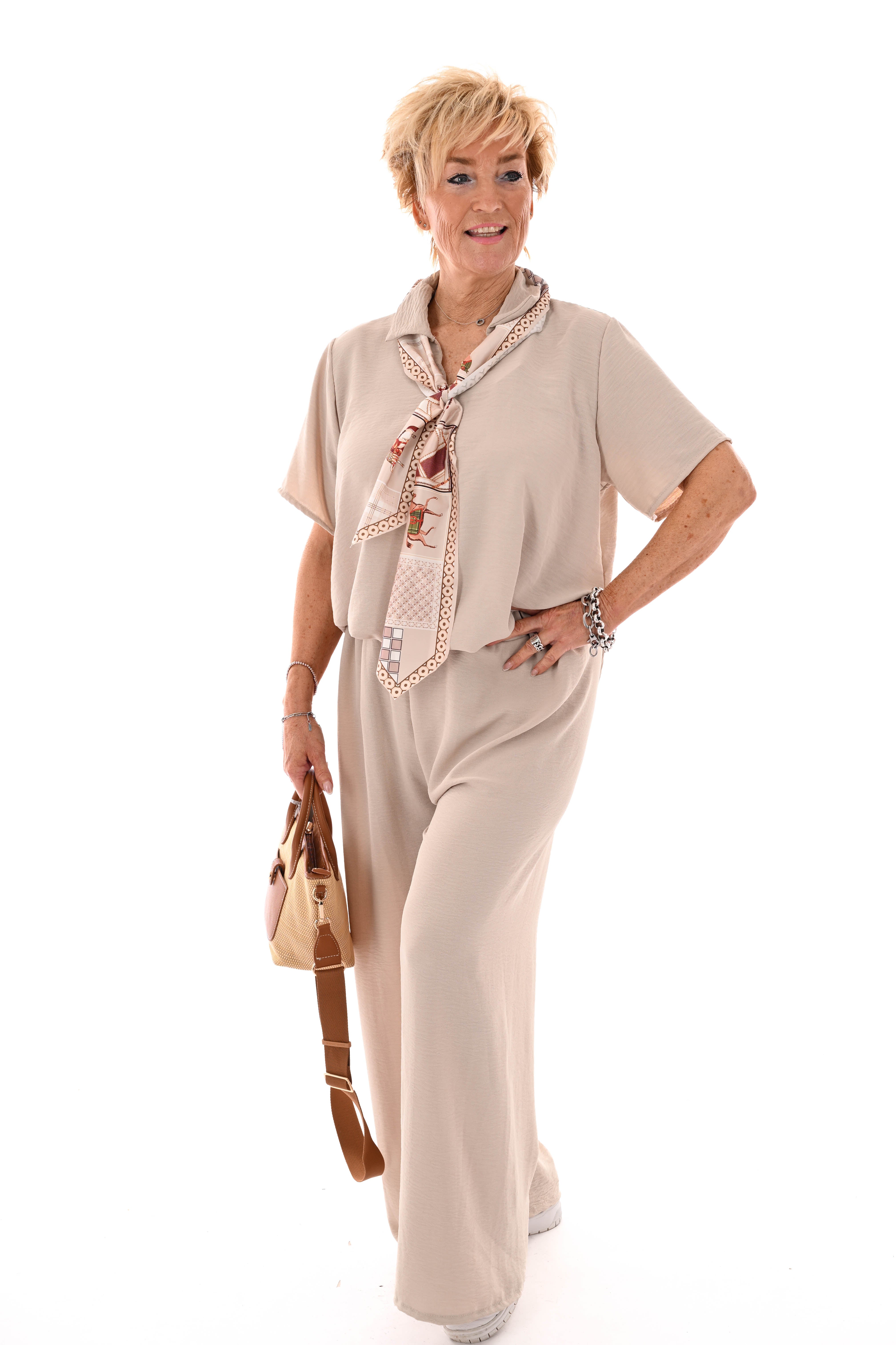 Tweedelig pak v-hals met sjaaltje uni beige