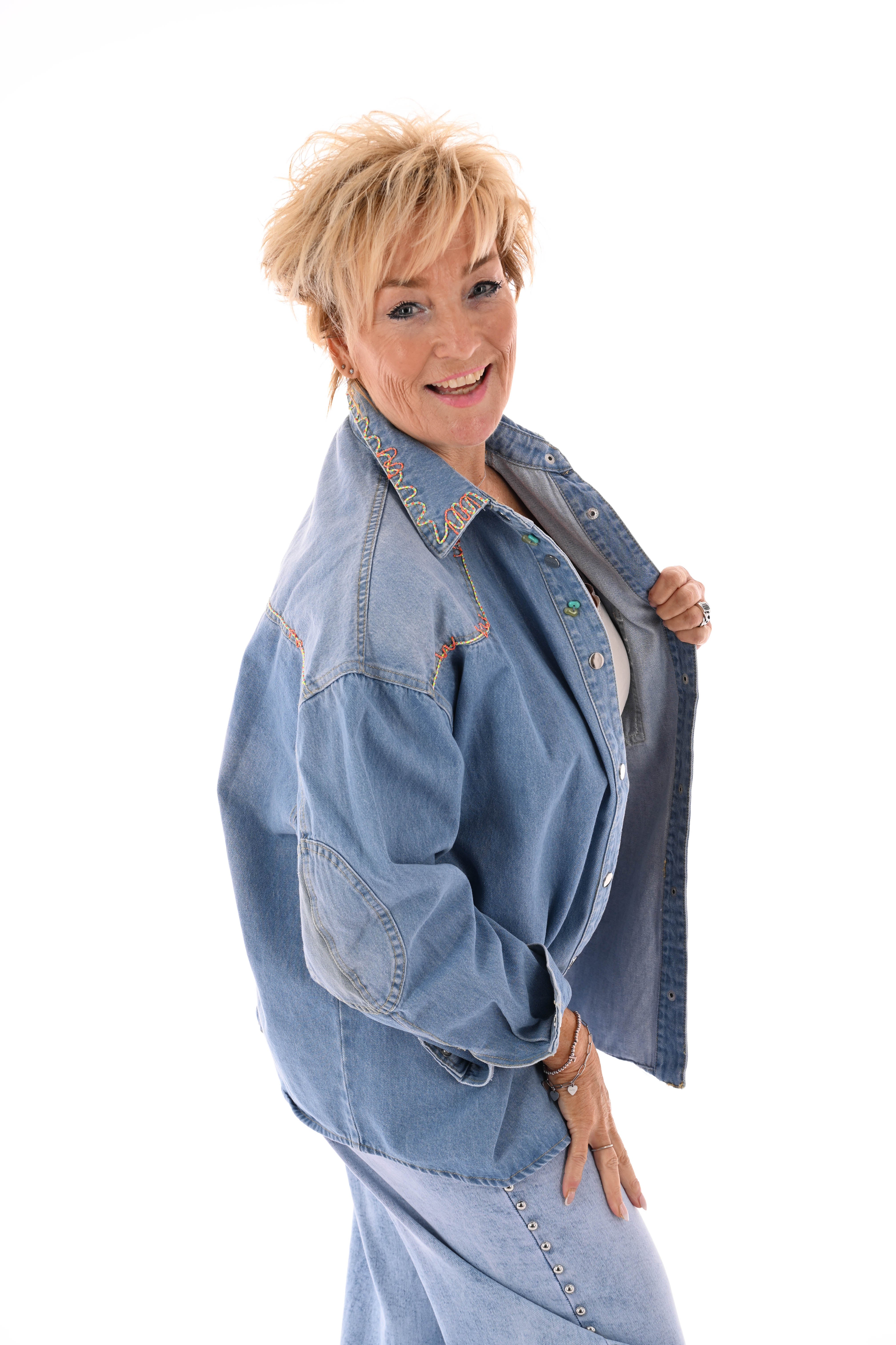 Denim blouse gekleurde stiksels lichtblauw