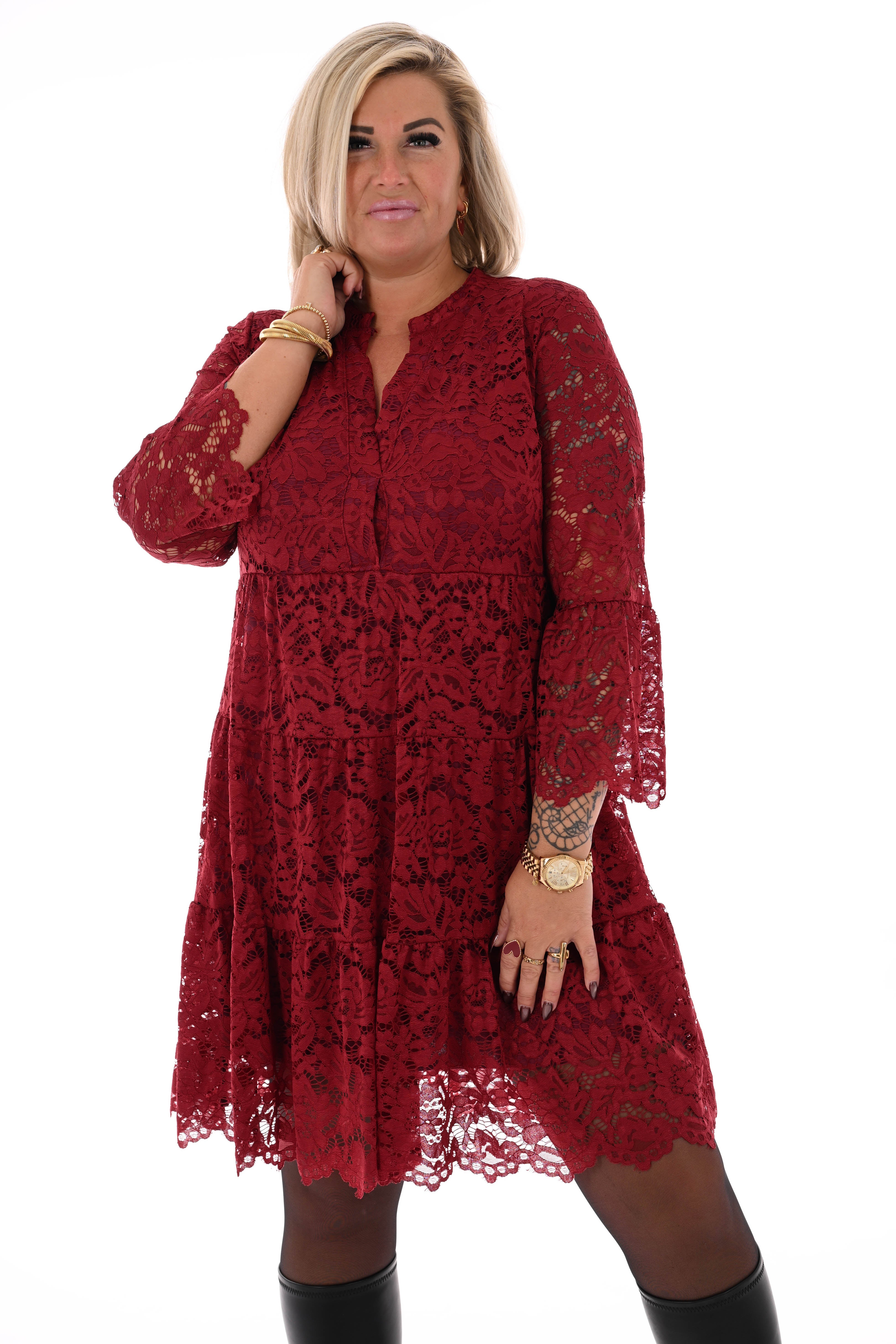 Korte kanten jurk met v-hals bordeaux