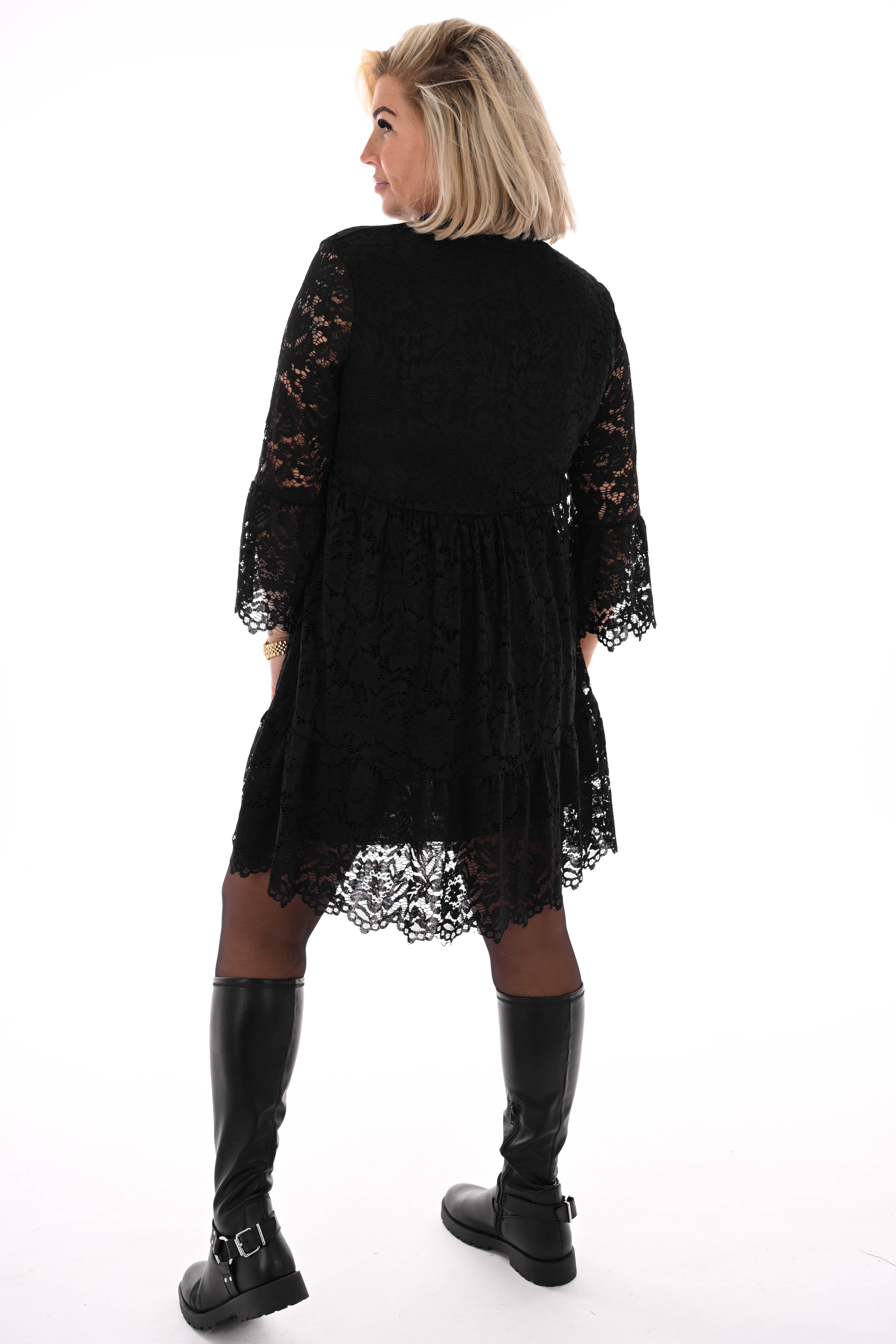 Korte kanten jurk met v-hals zwart