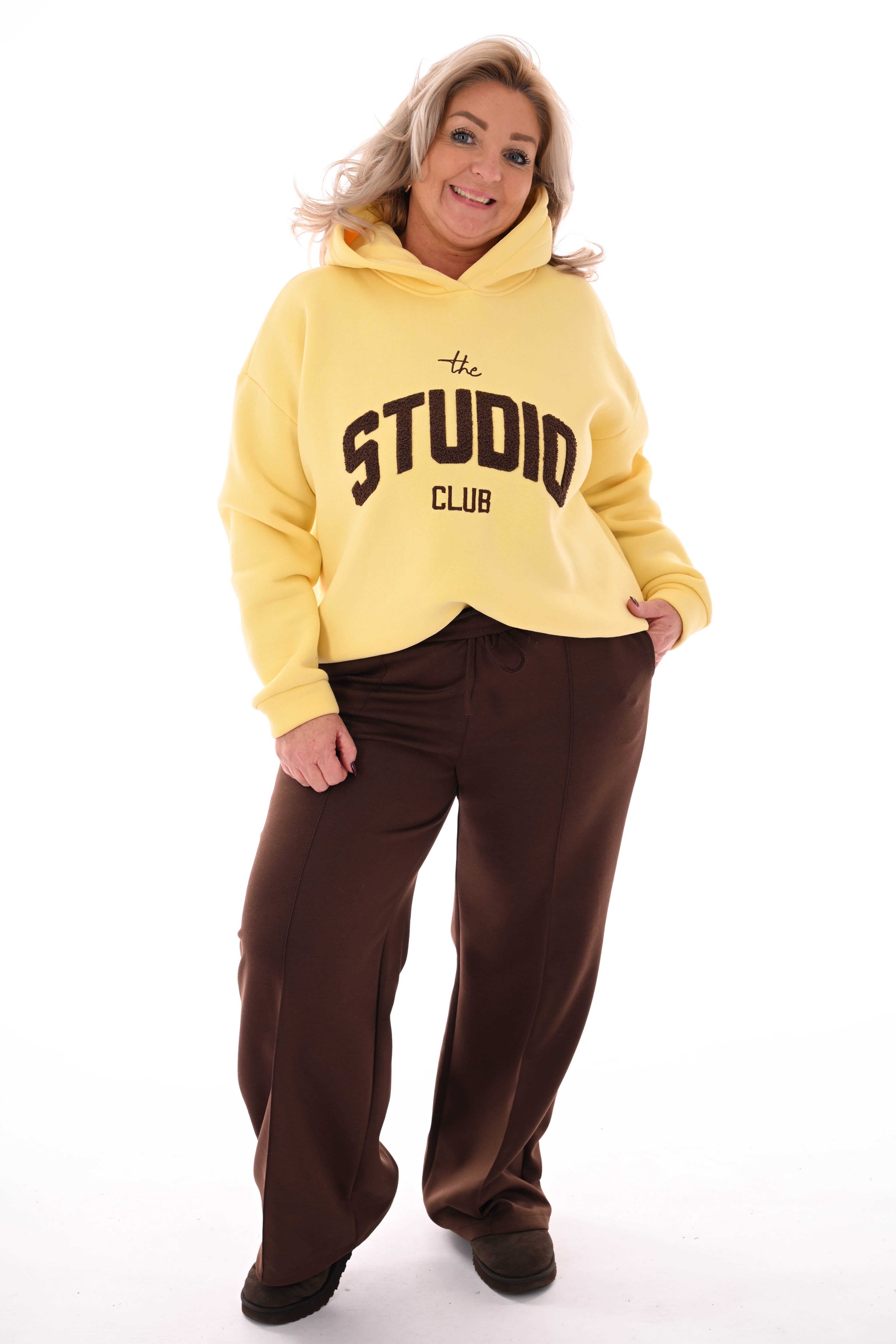 Hoodie studio club botergeel