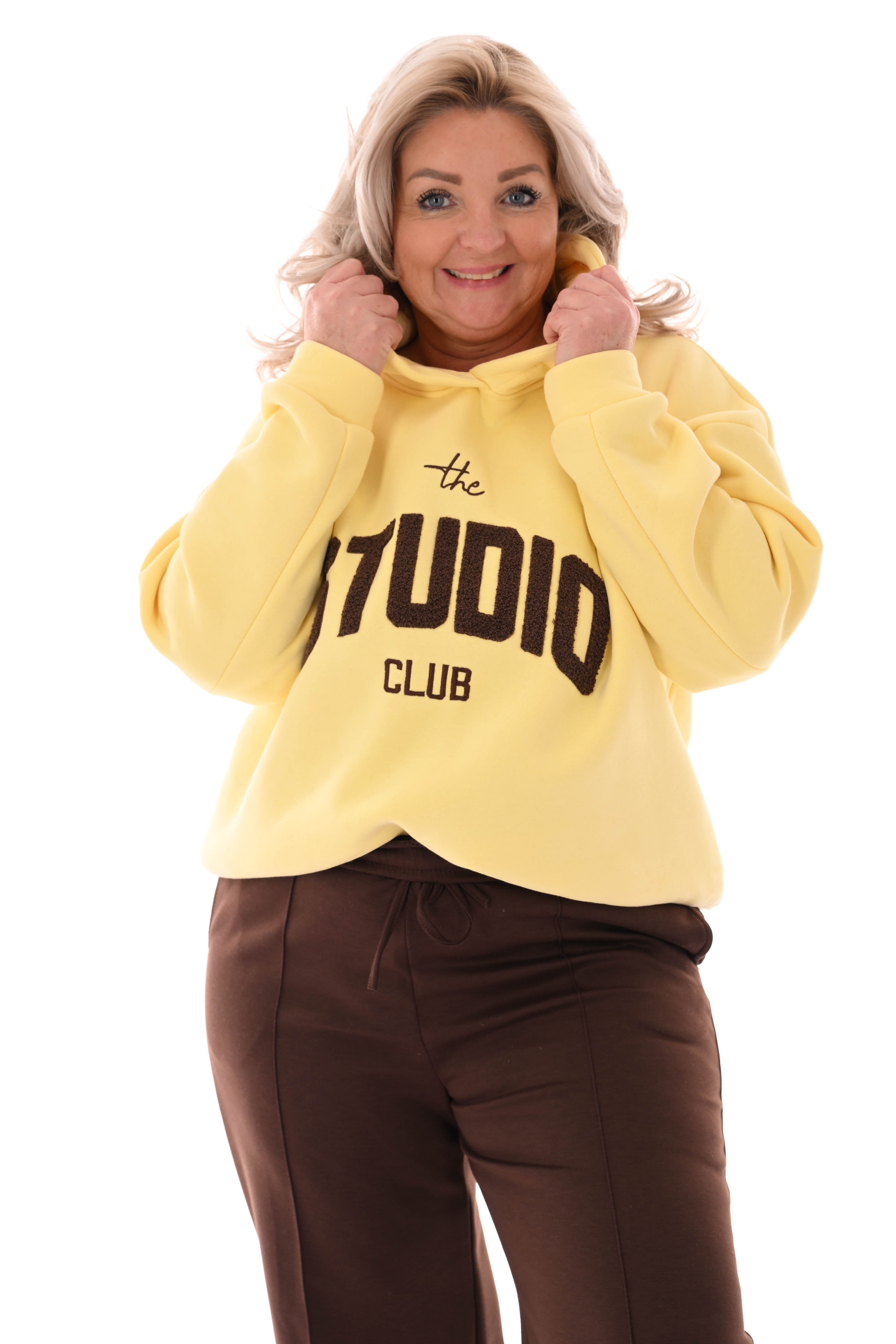 Hoodie studio club botergeel