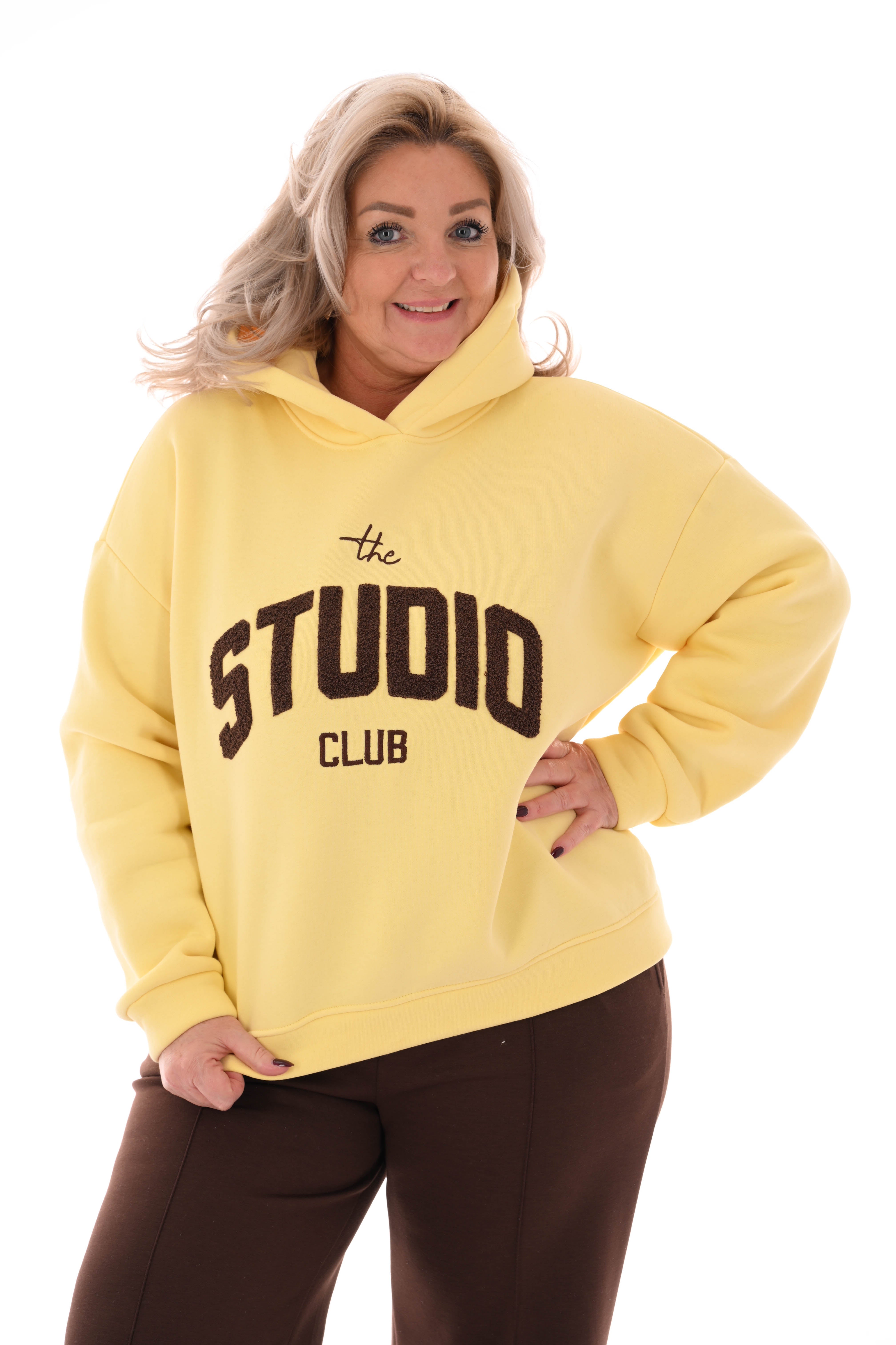 Hoodie studio club botergeel