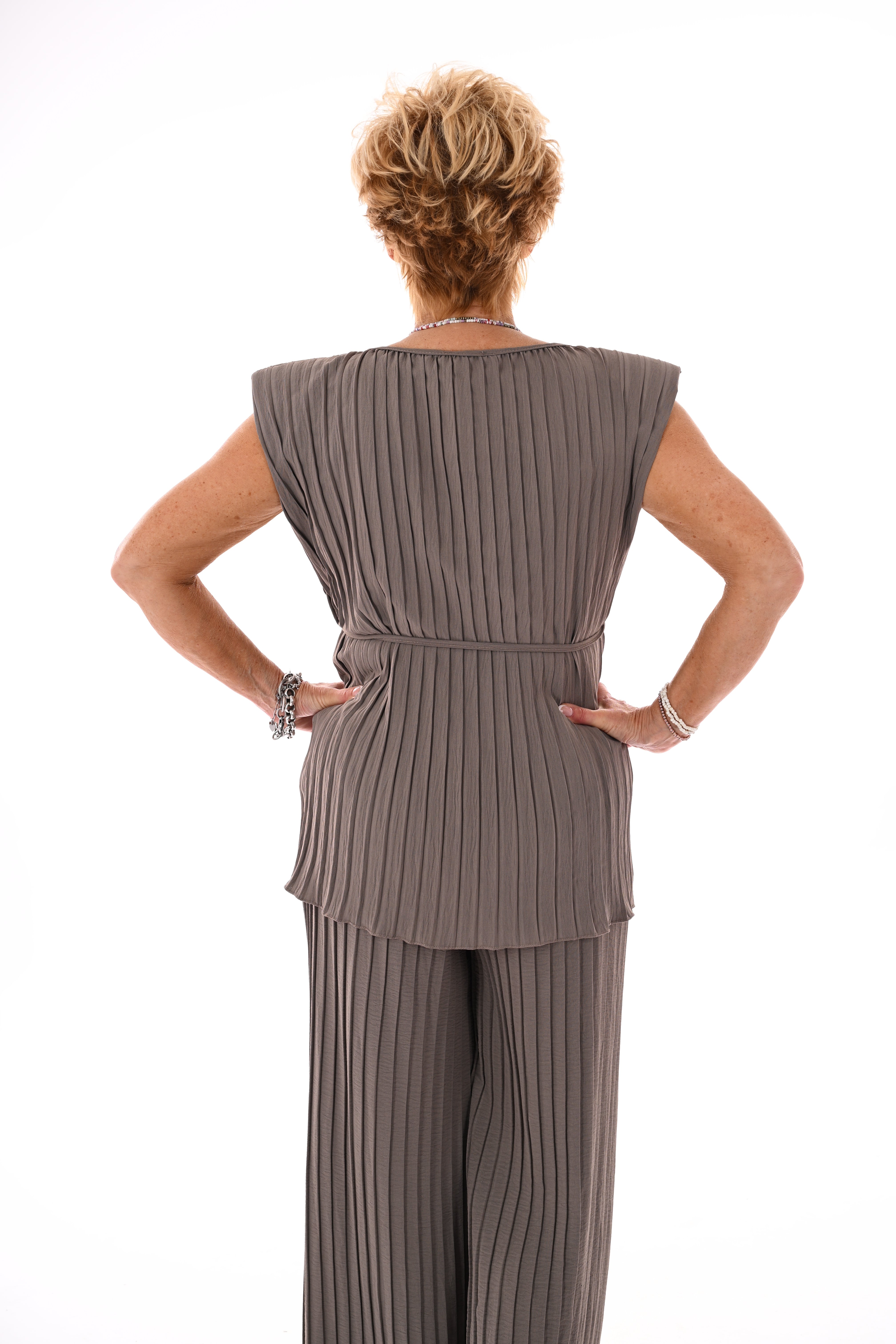 Tweedelig set plisse met ceintuur taupe