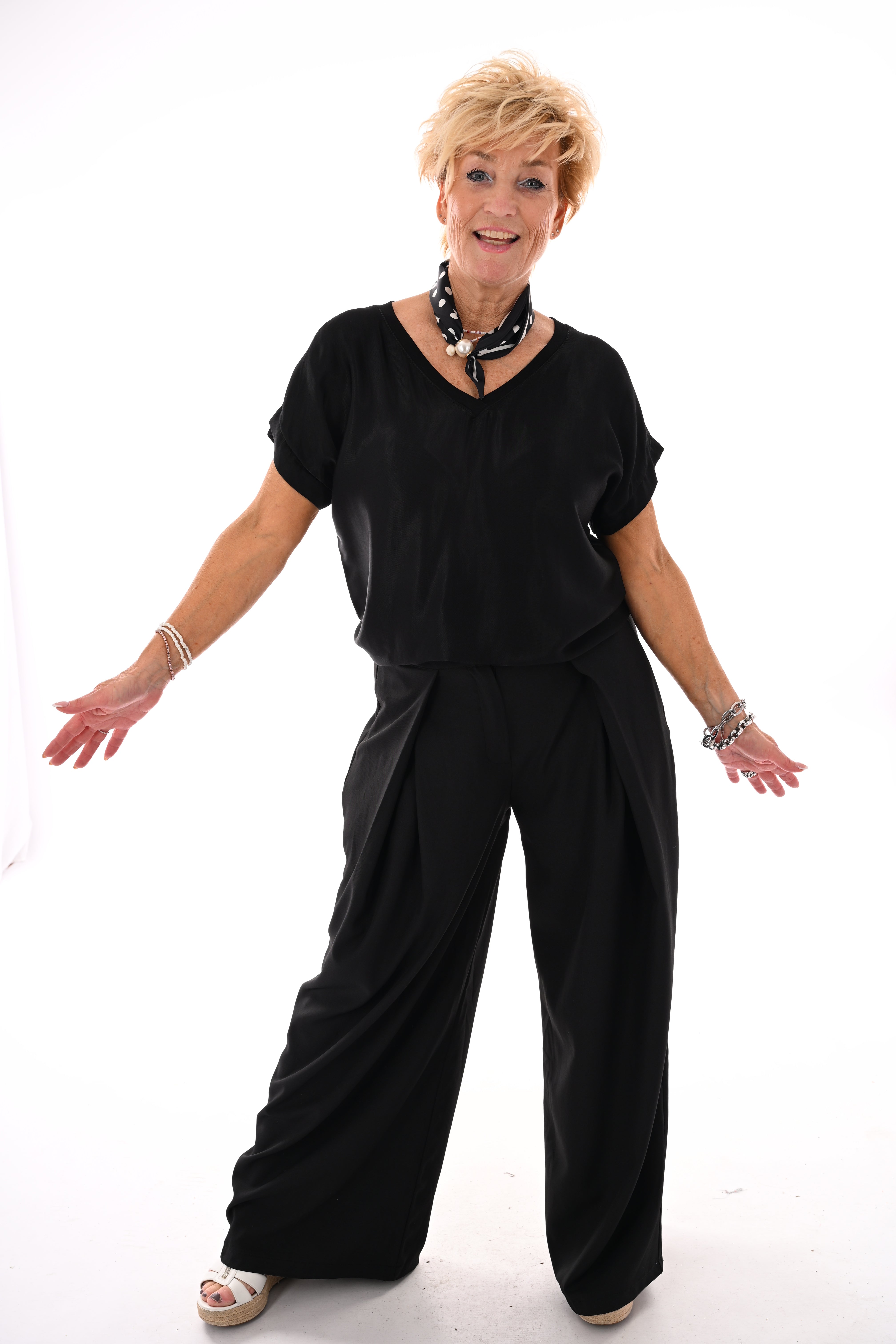 Top silky korte mouwen v-hals zwart