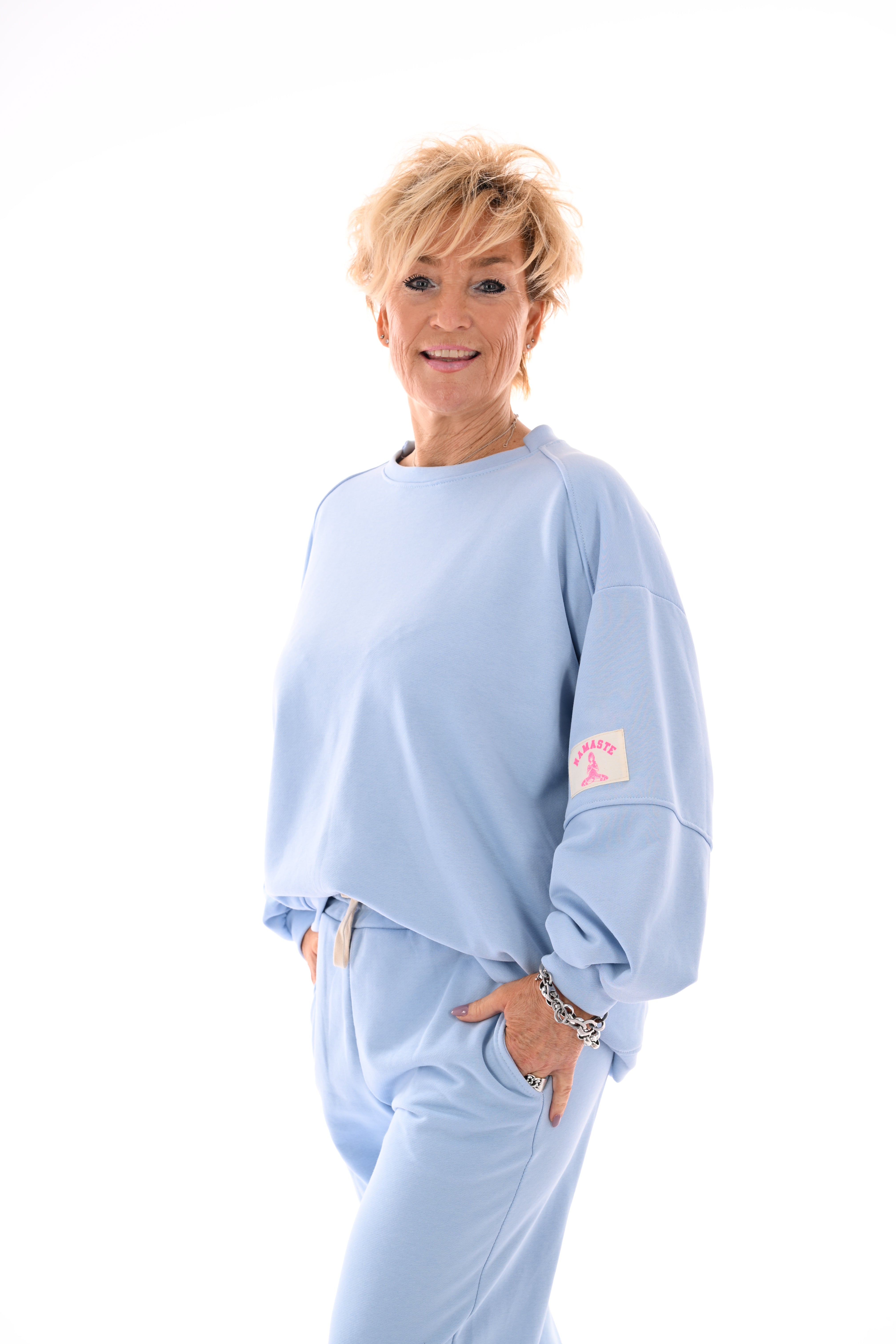 Tweedelig pak met pofmouwen en applicatie lichtblauw