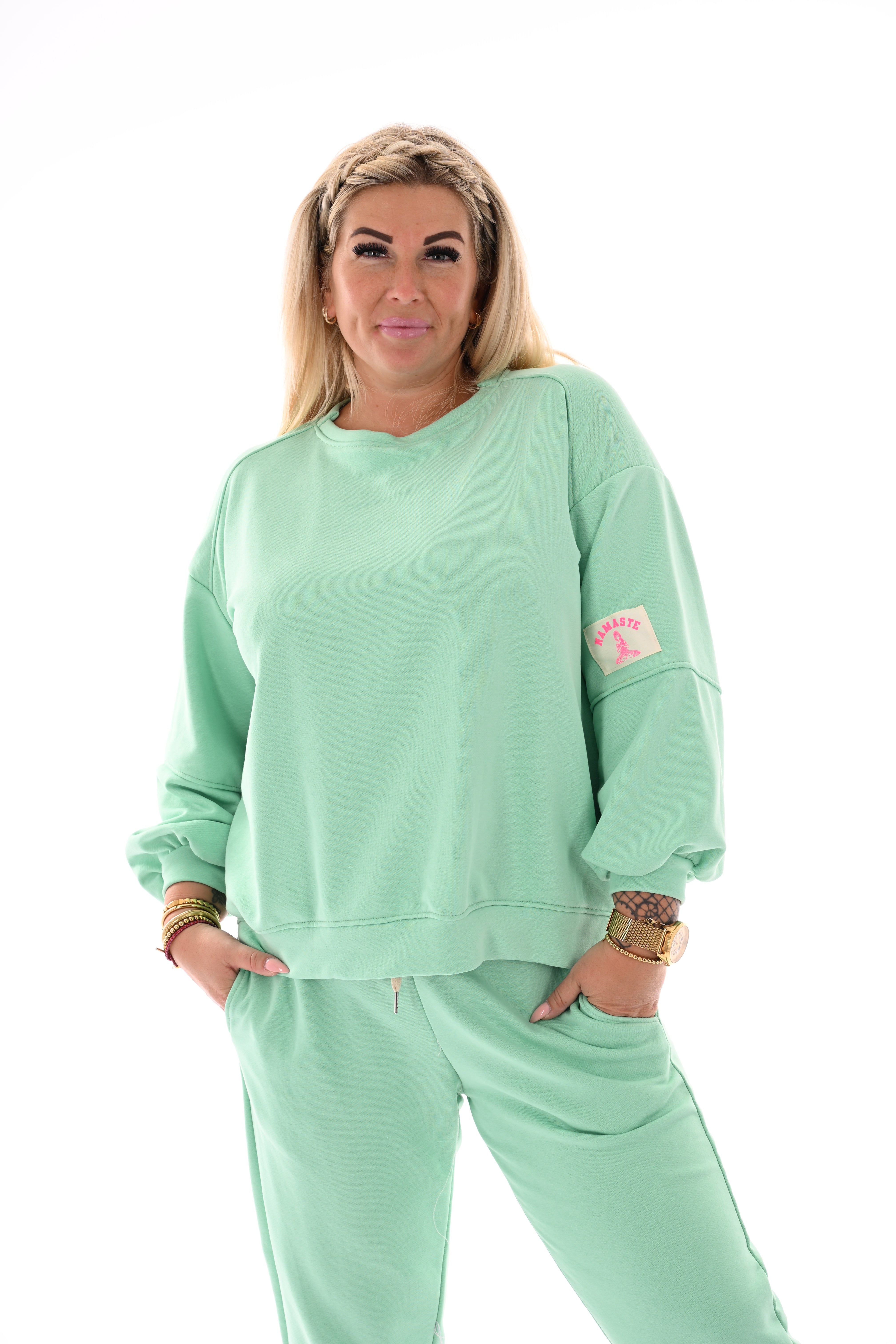 Tweedelig pak met pofmouwen en applicatie mintgroen