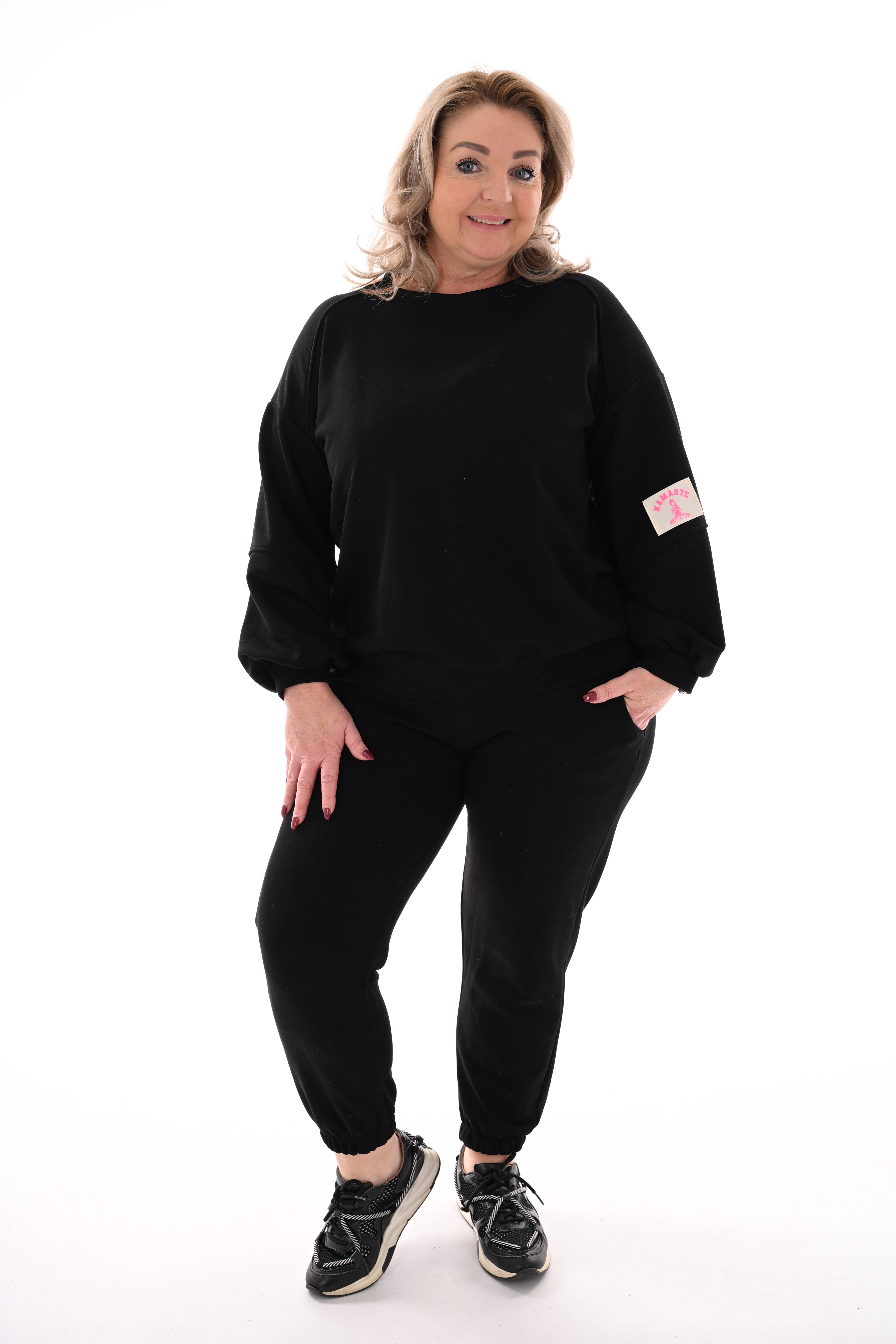 Tweedelig pak met pofmouwen en applicatie zwart