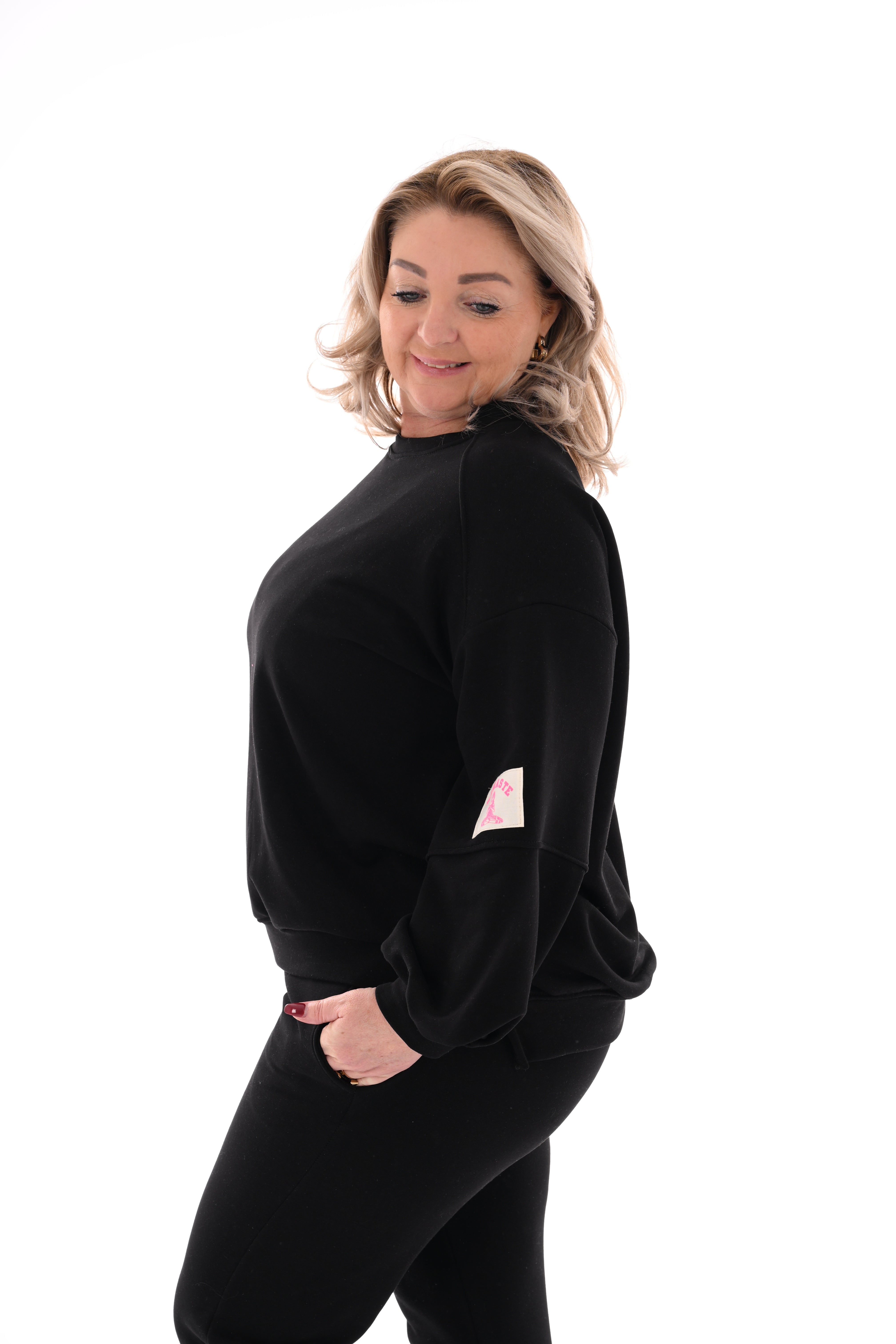 Tweedelig pak met pofmouwen en applicatie zwart