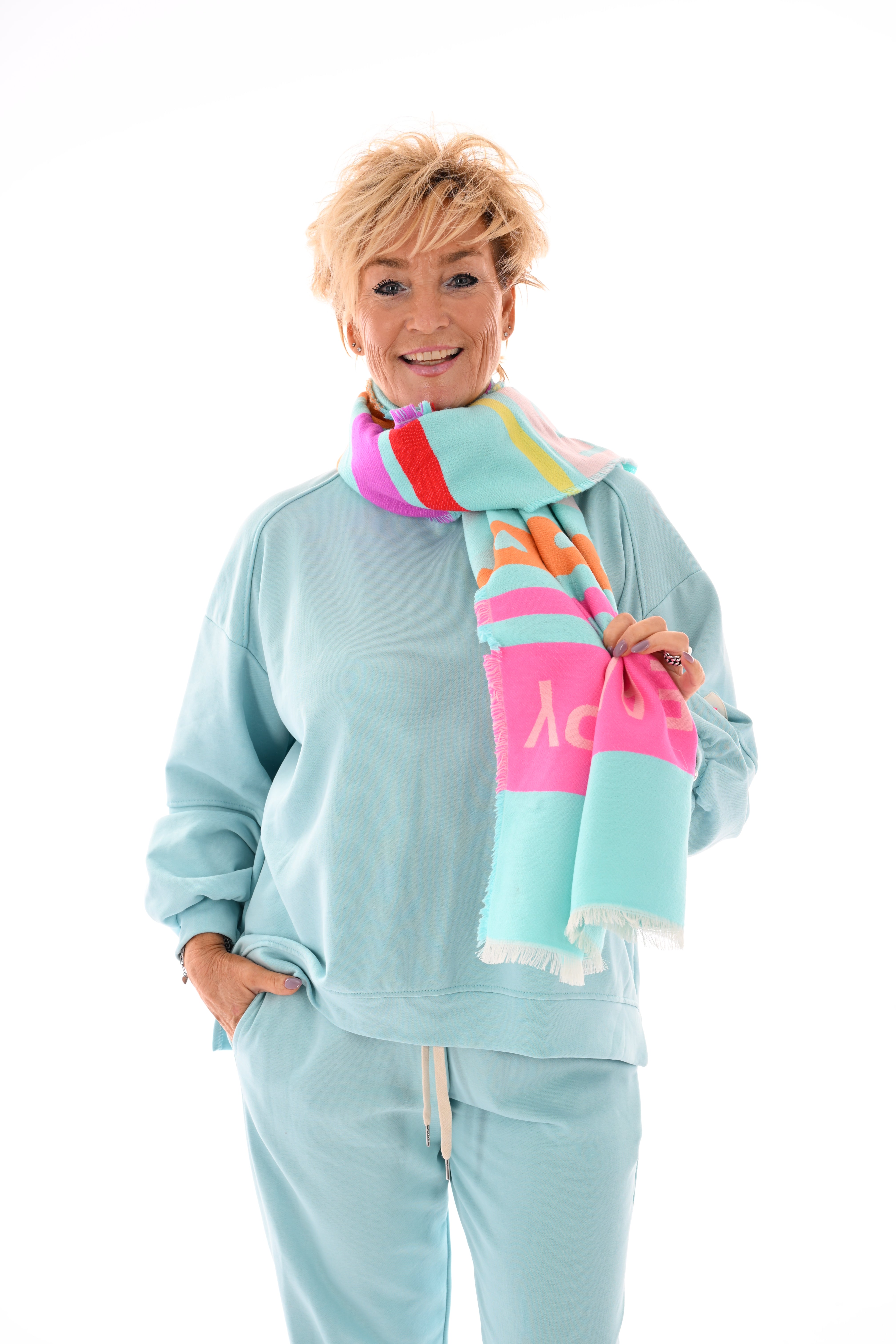 Tweedelig pak met pofmouwen en applicatie babyblauw